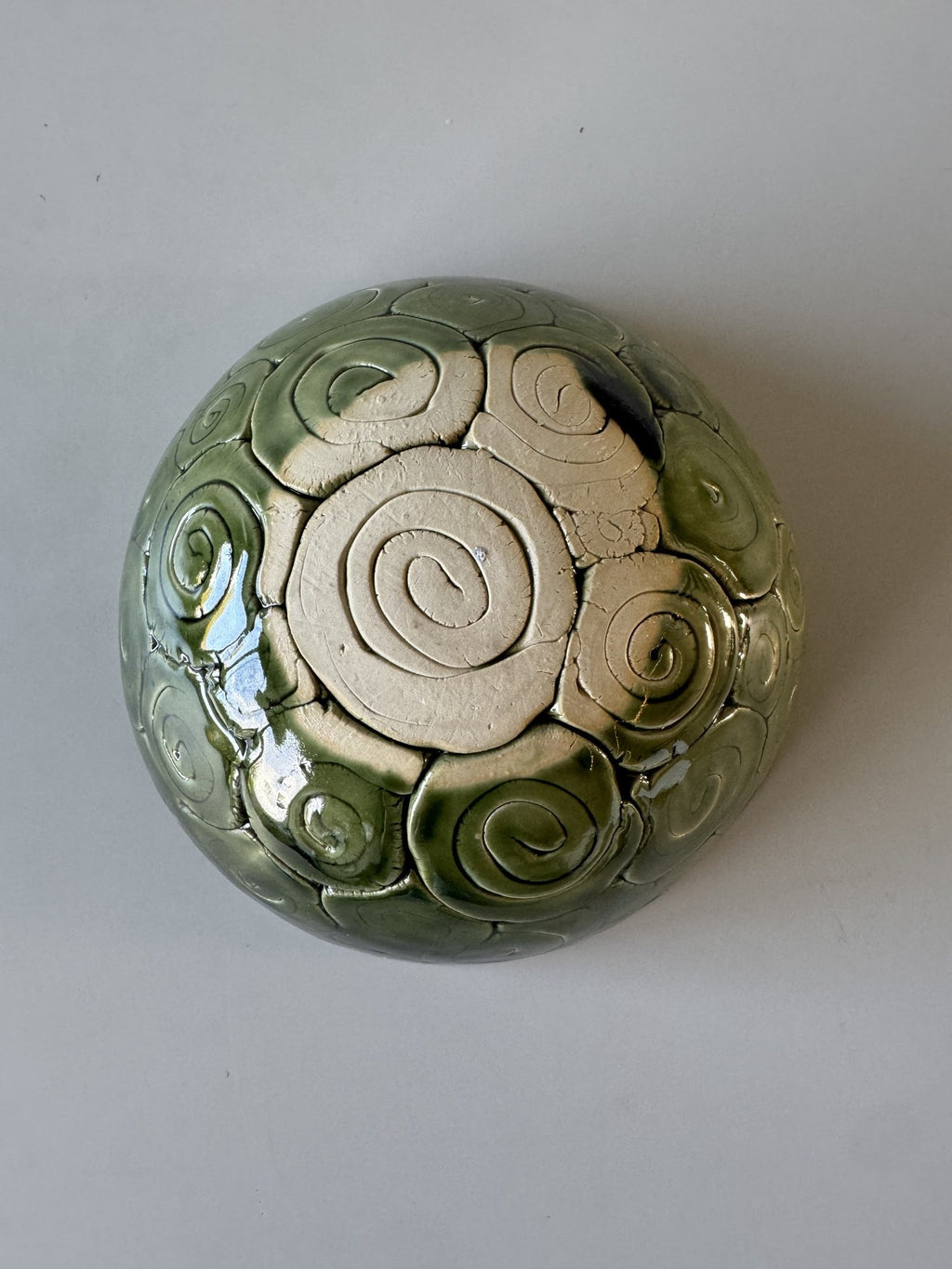Grøn skål med spiralmønster