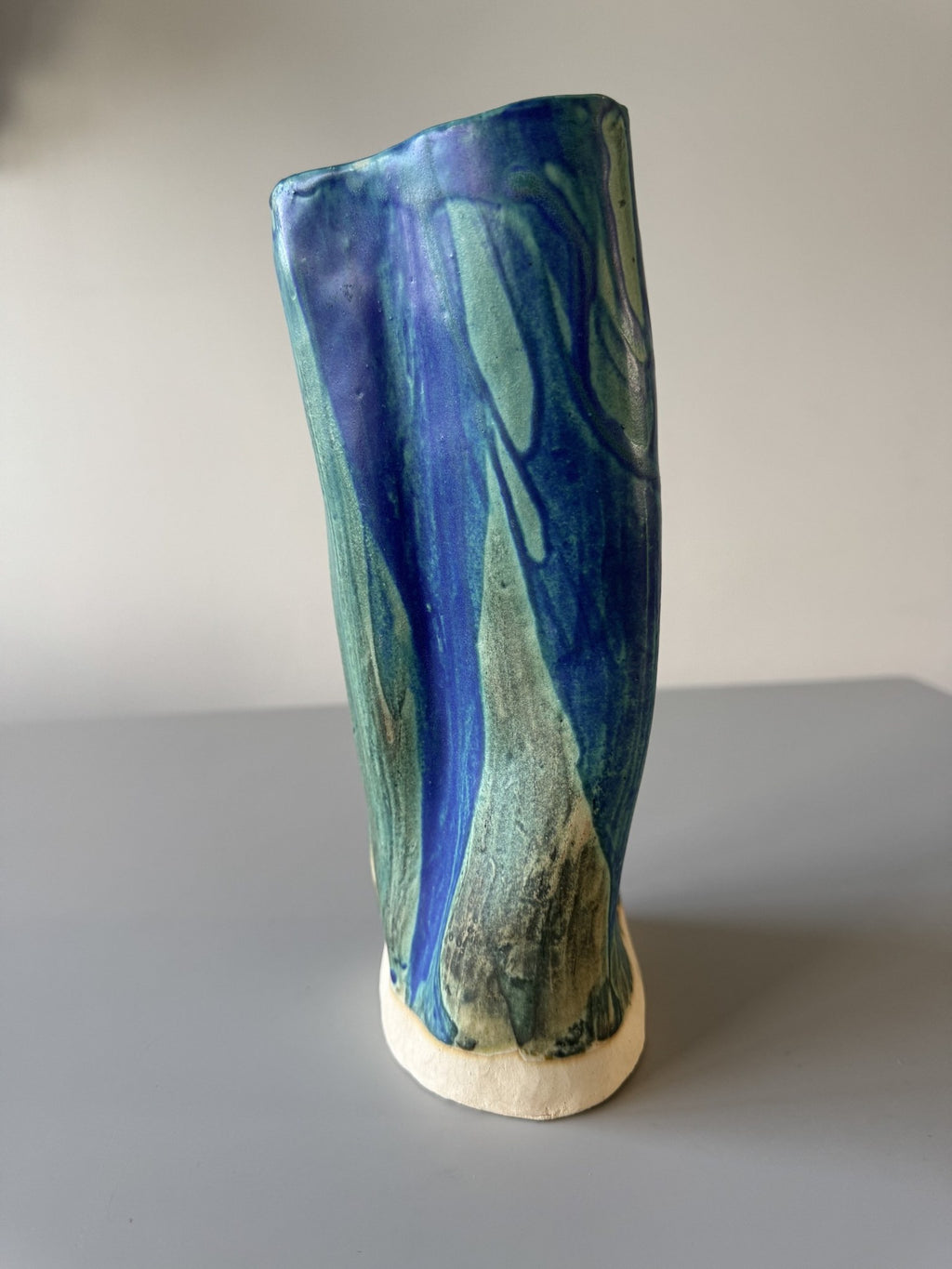 Blå og grøn trekantet vase