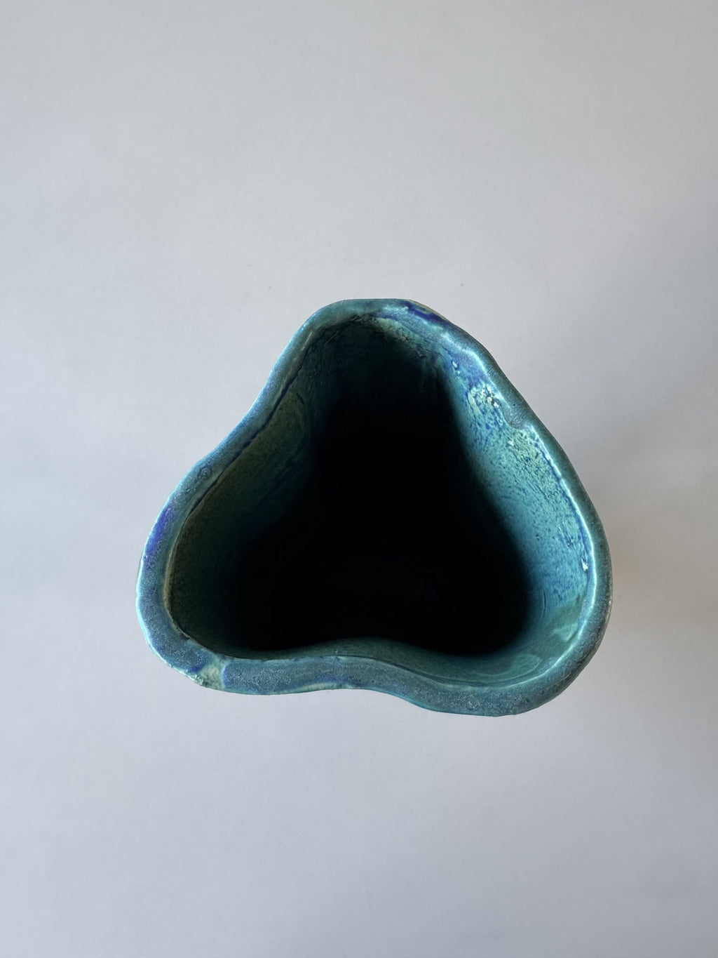 Blå og grøn trekantet vase