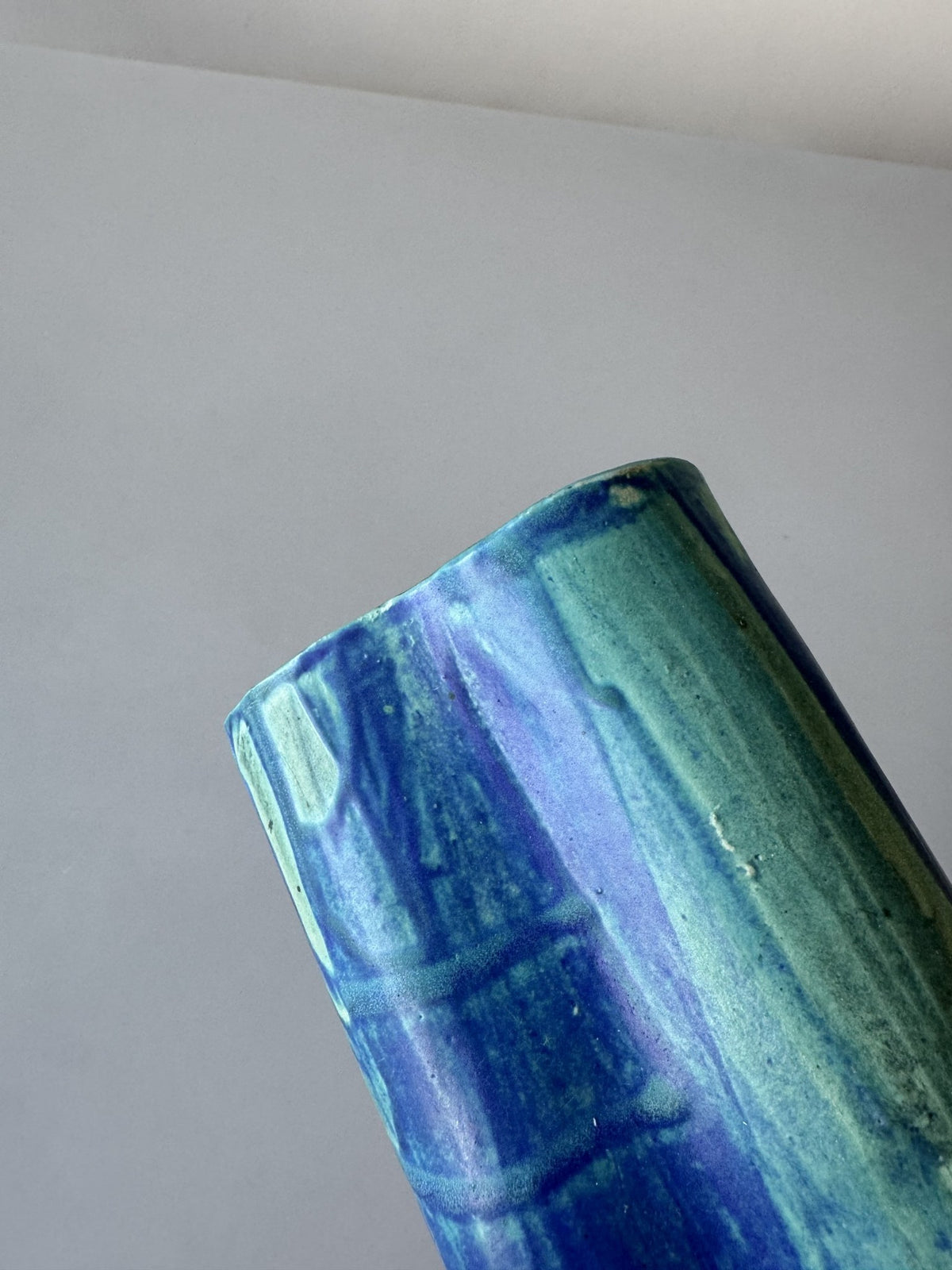 Blå og grøn trekantet vase