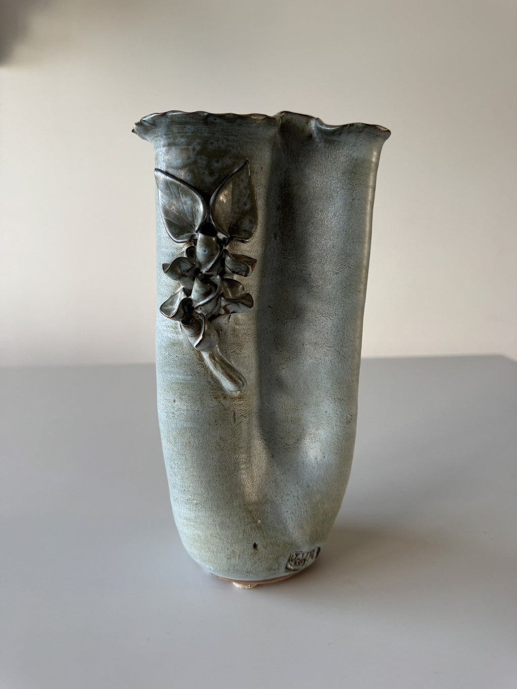 Høj vase med blomsterrelief