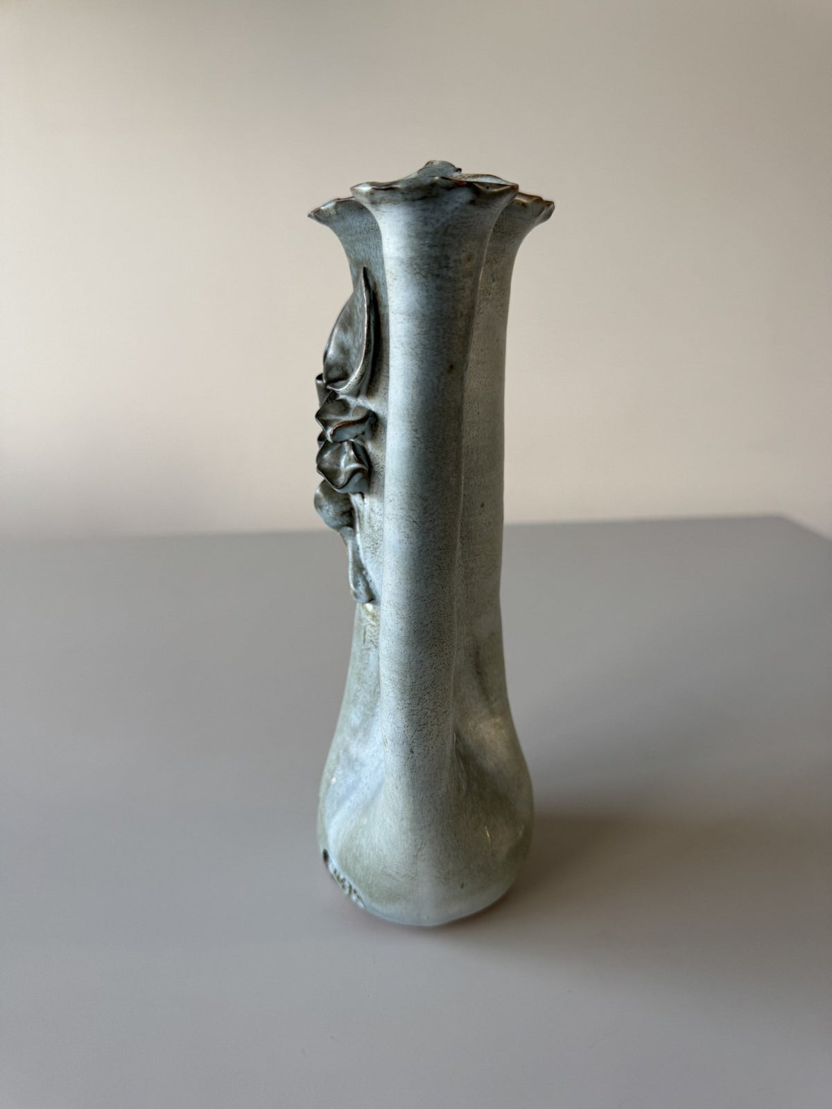 Lyseblå vase med blomsterrelief