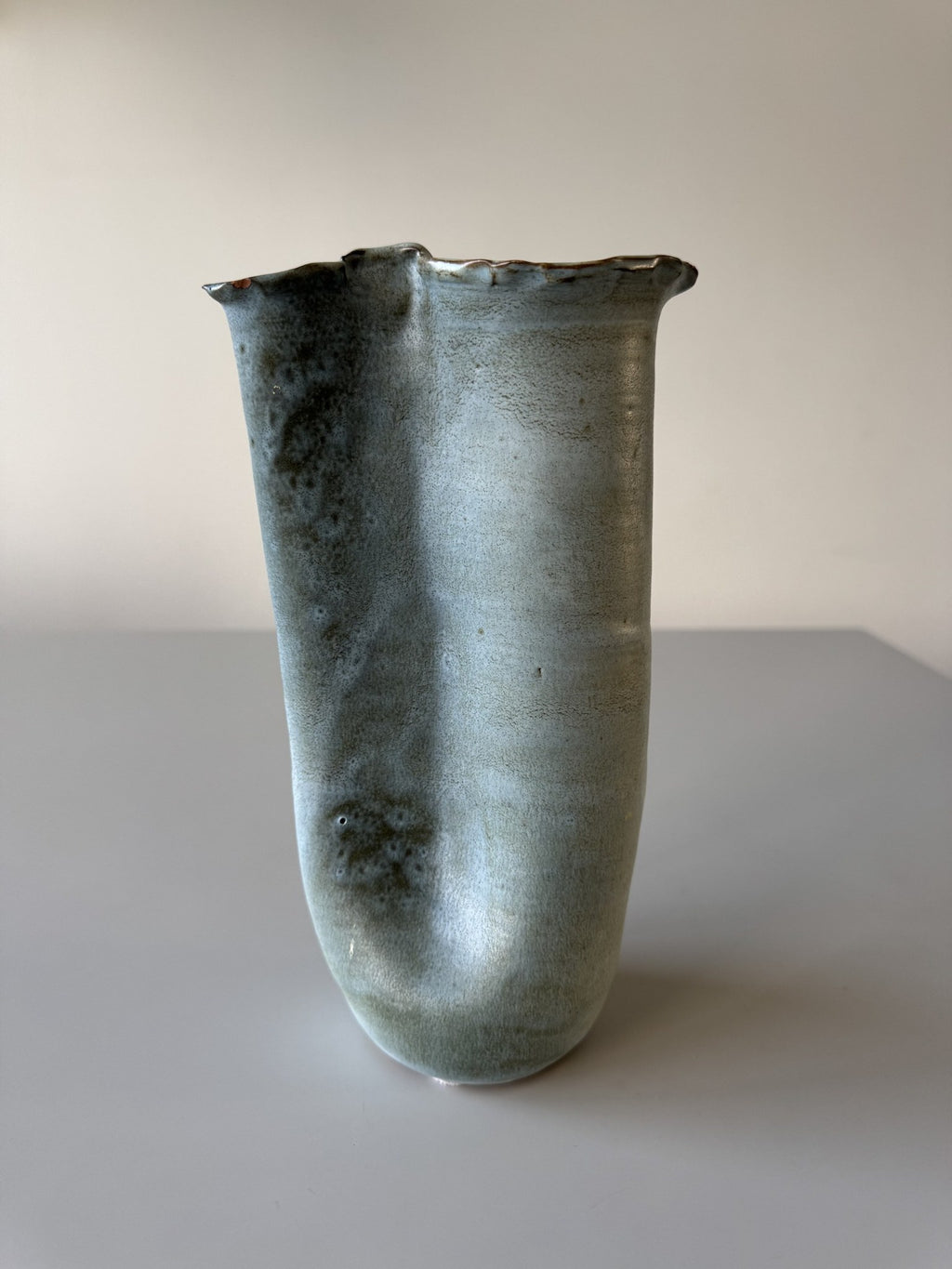 Lyseblå vase med blomsterrelief