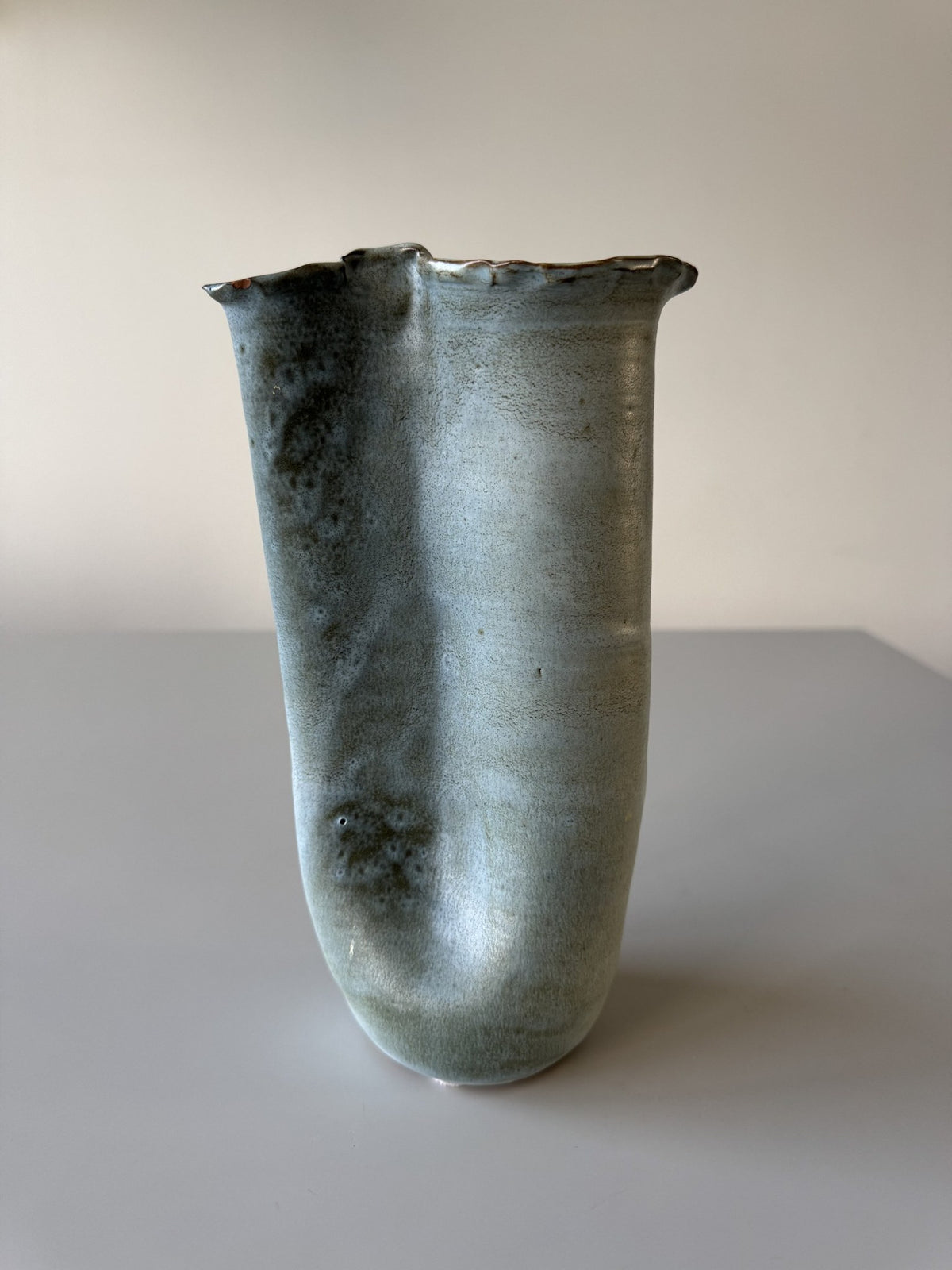 Lyseblå vase med blomsterrelief