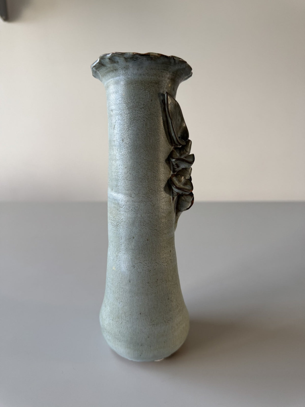 Lyseblå vase med blomsterrelief