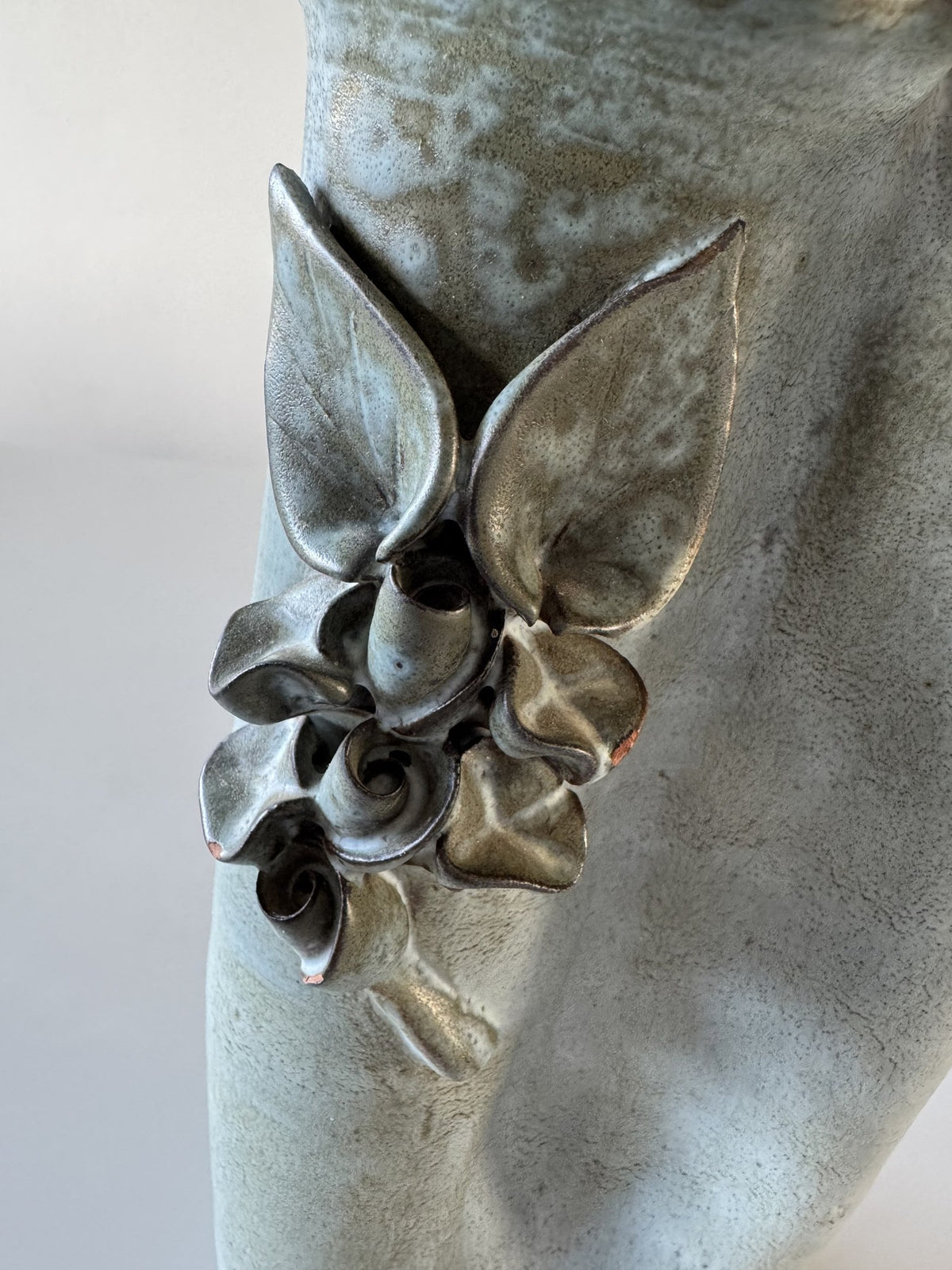 Lyseblå vase med blomsterrelief