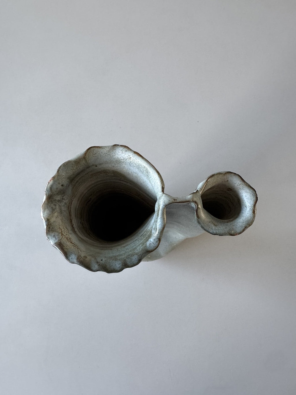 Lyseblå vase med blomsterrelief