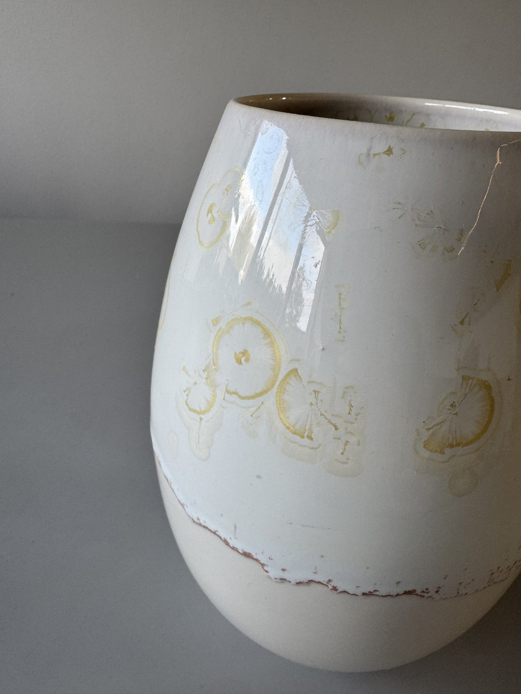 Hvid vase med gule cirkler