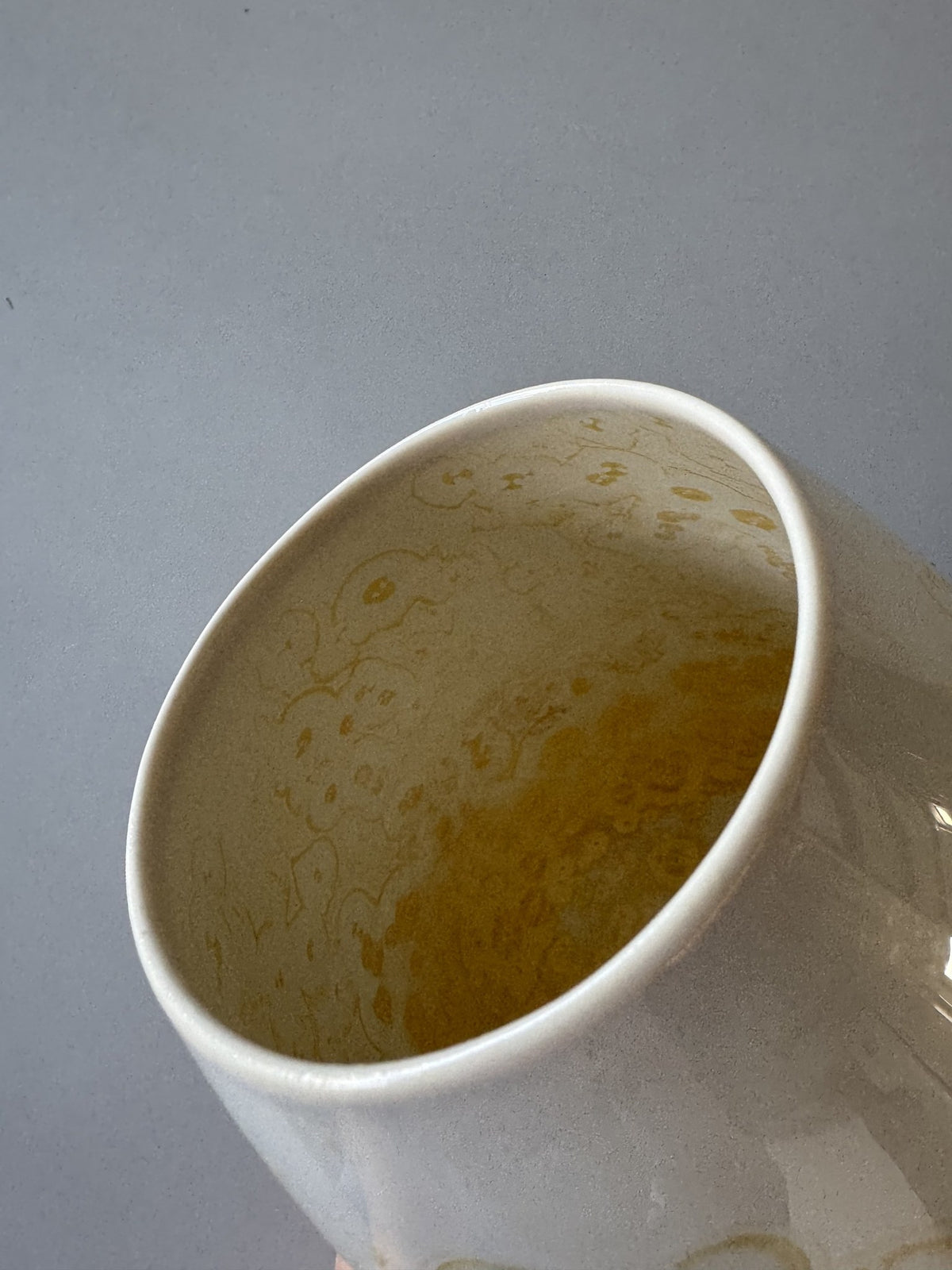 Hvid vase med gule cirkler