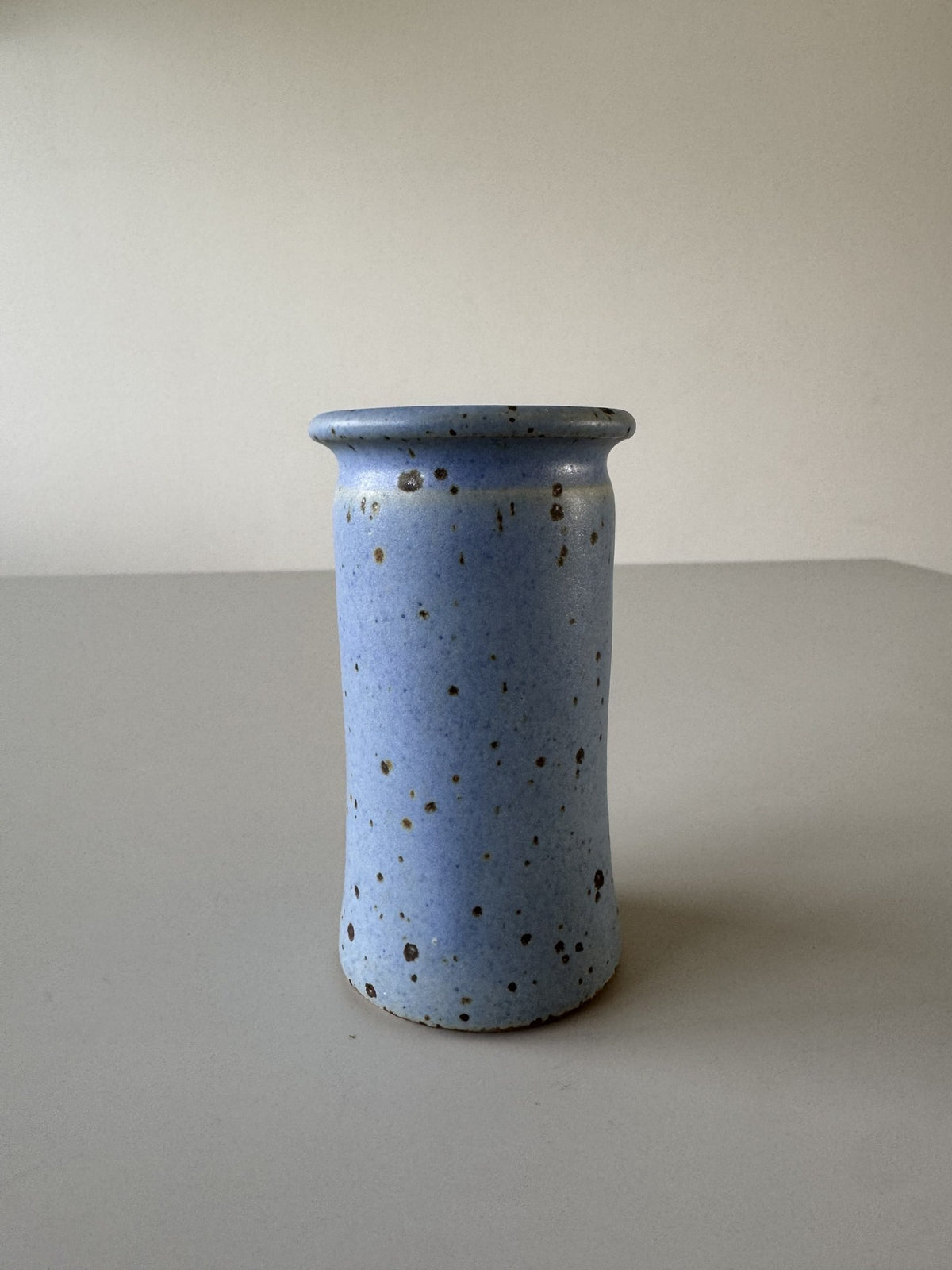 Lyseblå spættet vase