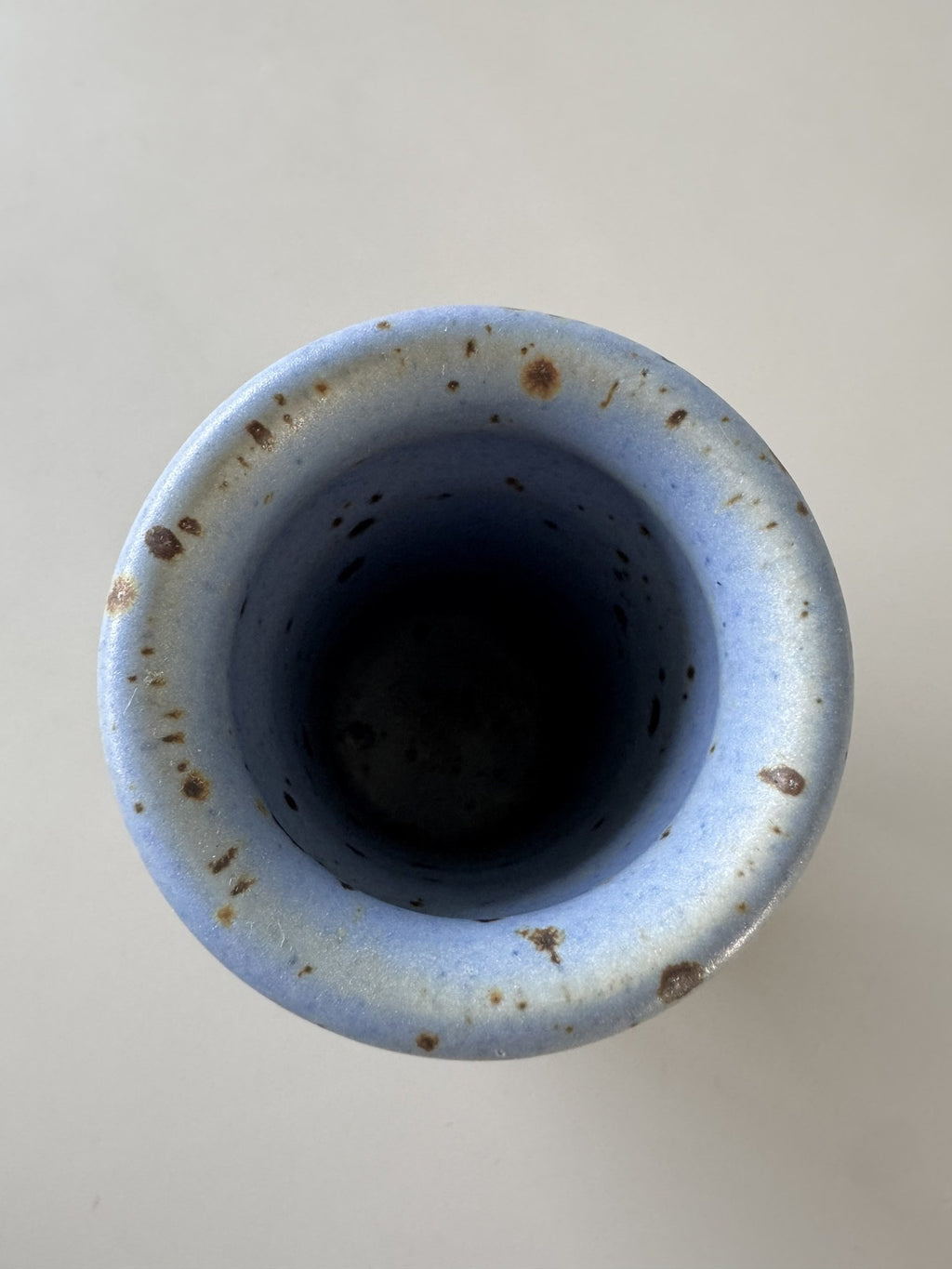 Lyseblå spættet vase