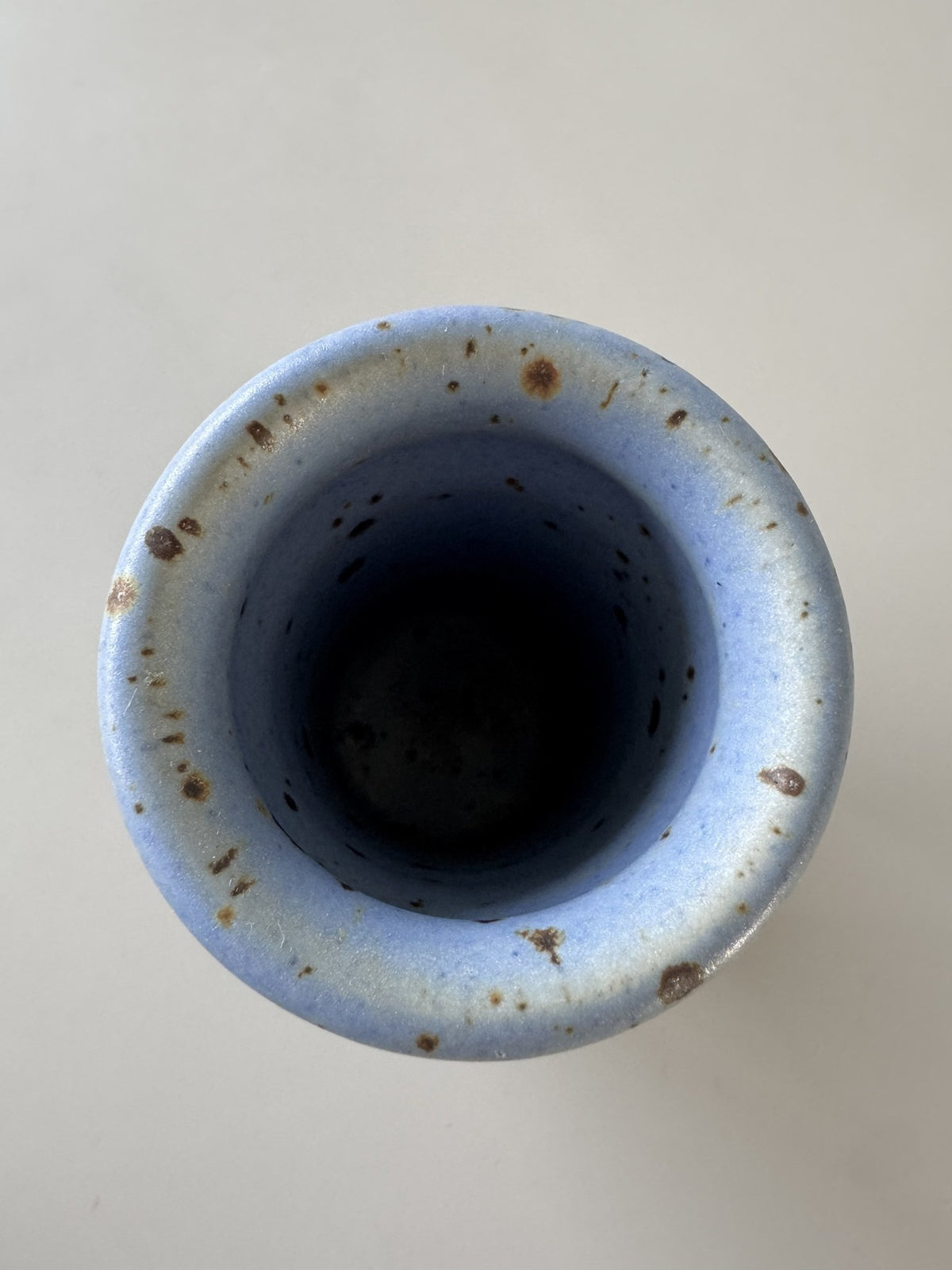 Lyseblå spættet vase
