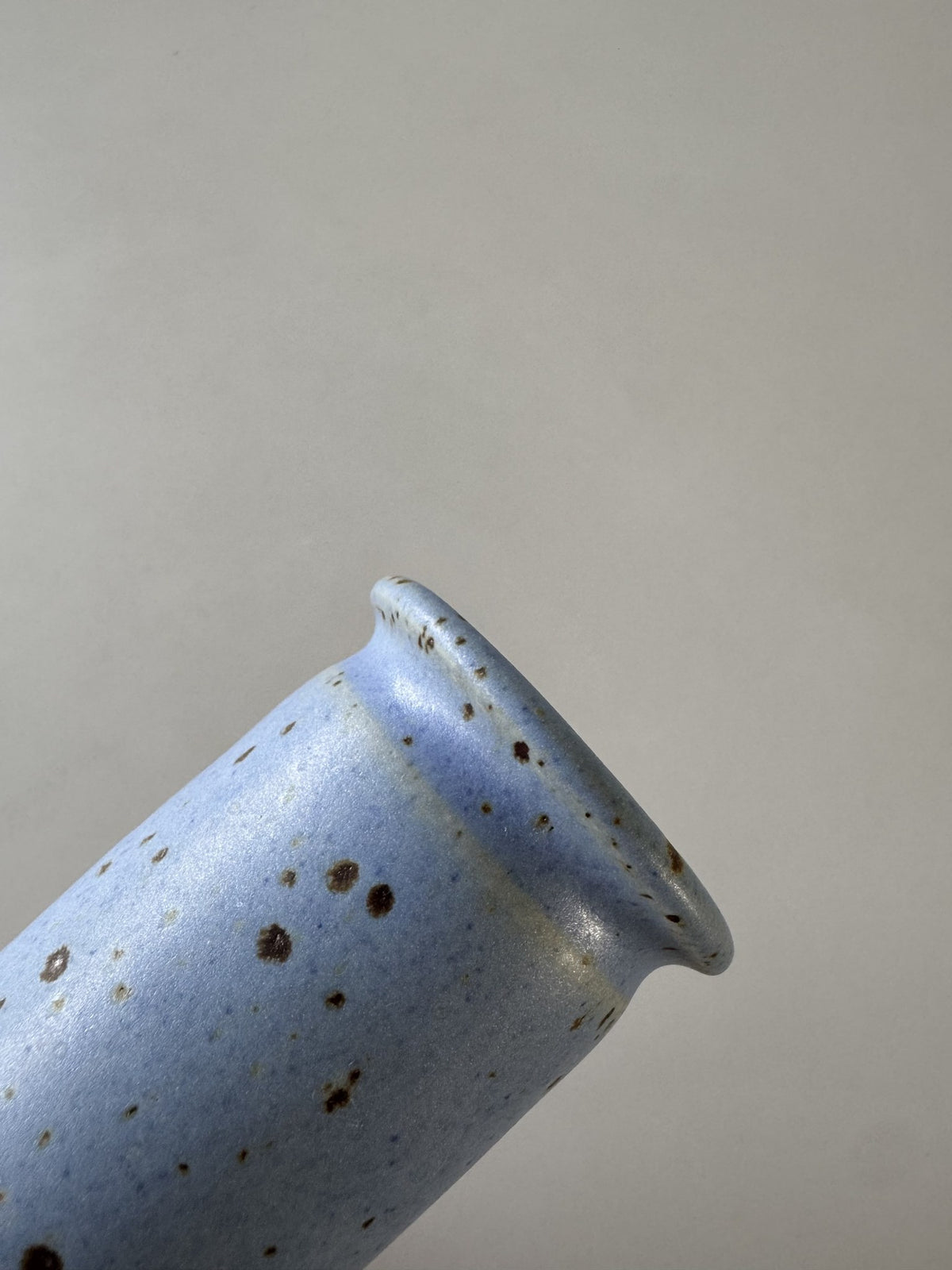 Lyseblå spættet vase