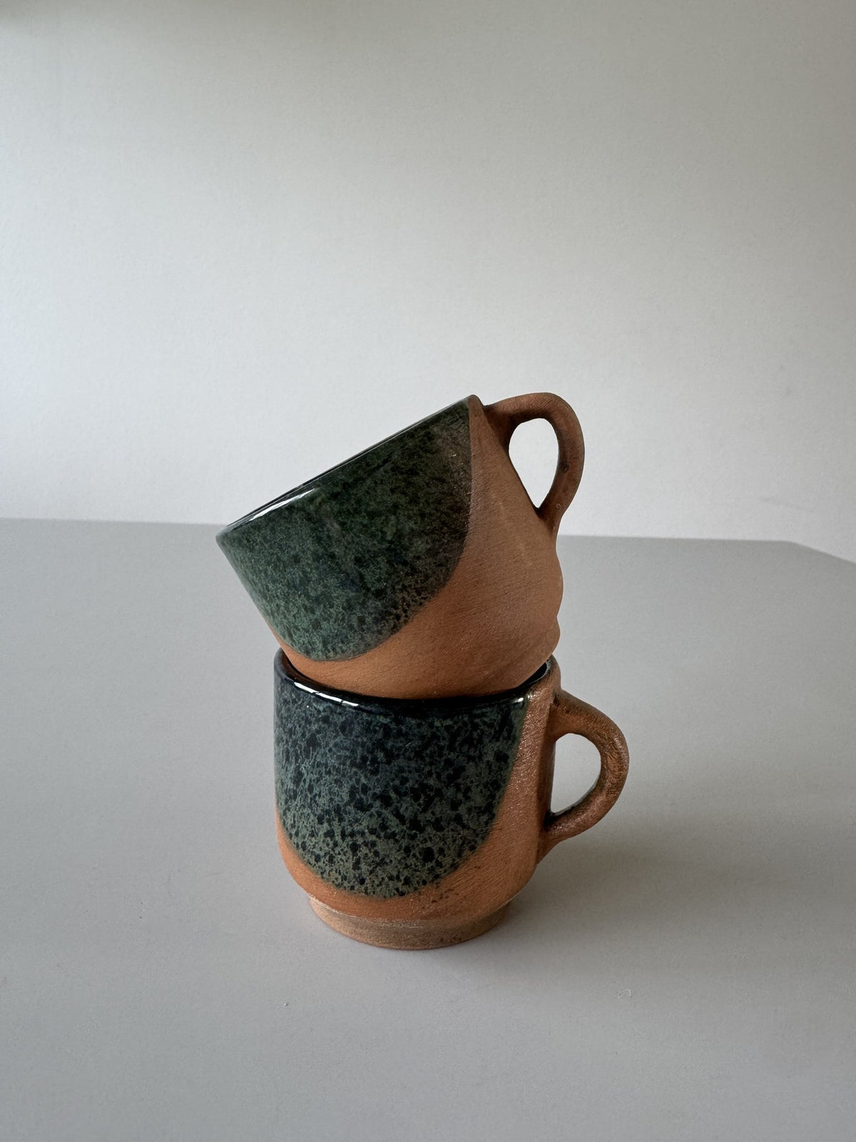 Terrakotta og grøn espressokop