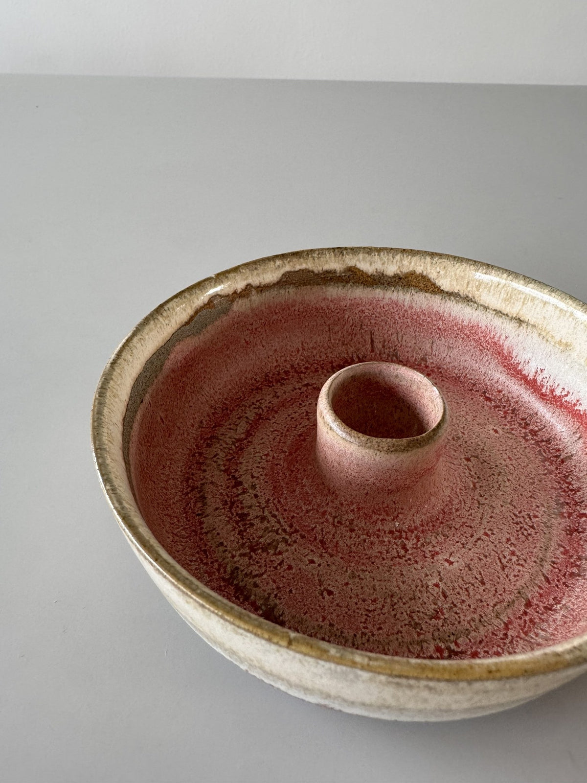 Lysestageskål med rosa glasur