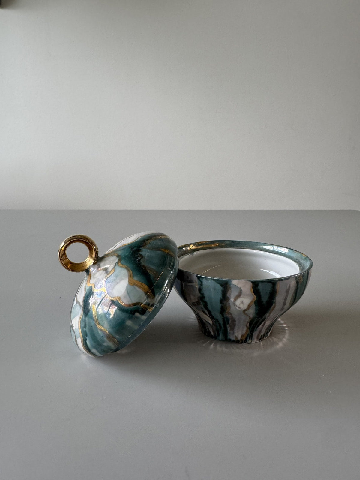 Lågskål med guldkant, signeret 1987
