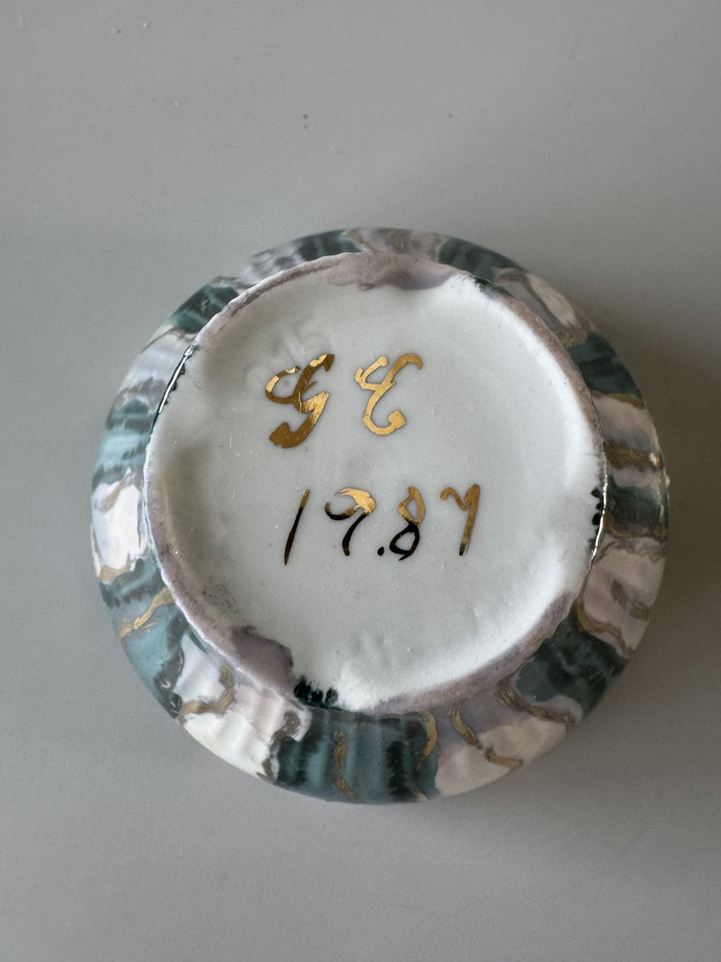 Lågskål med guldkant, signeret 1987