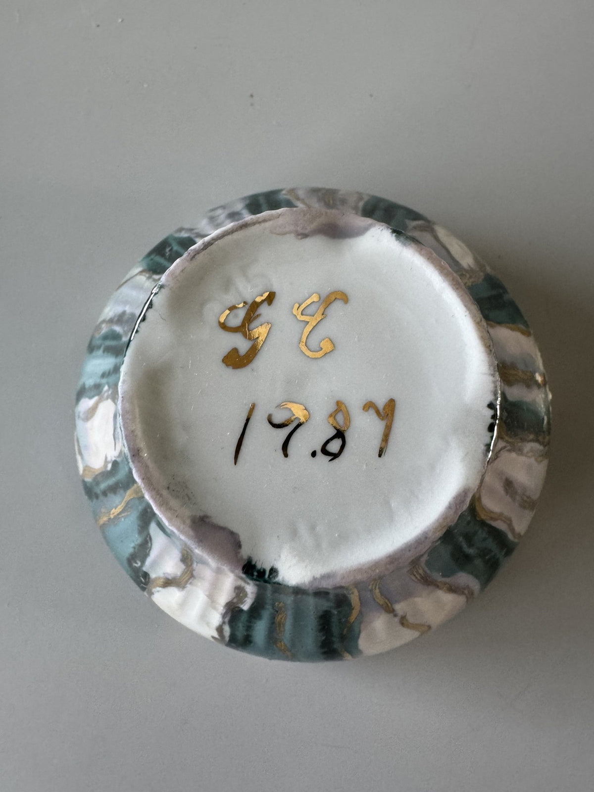 Lågskål med guldkant, signeret 1987
