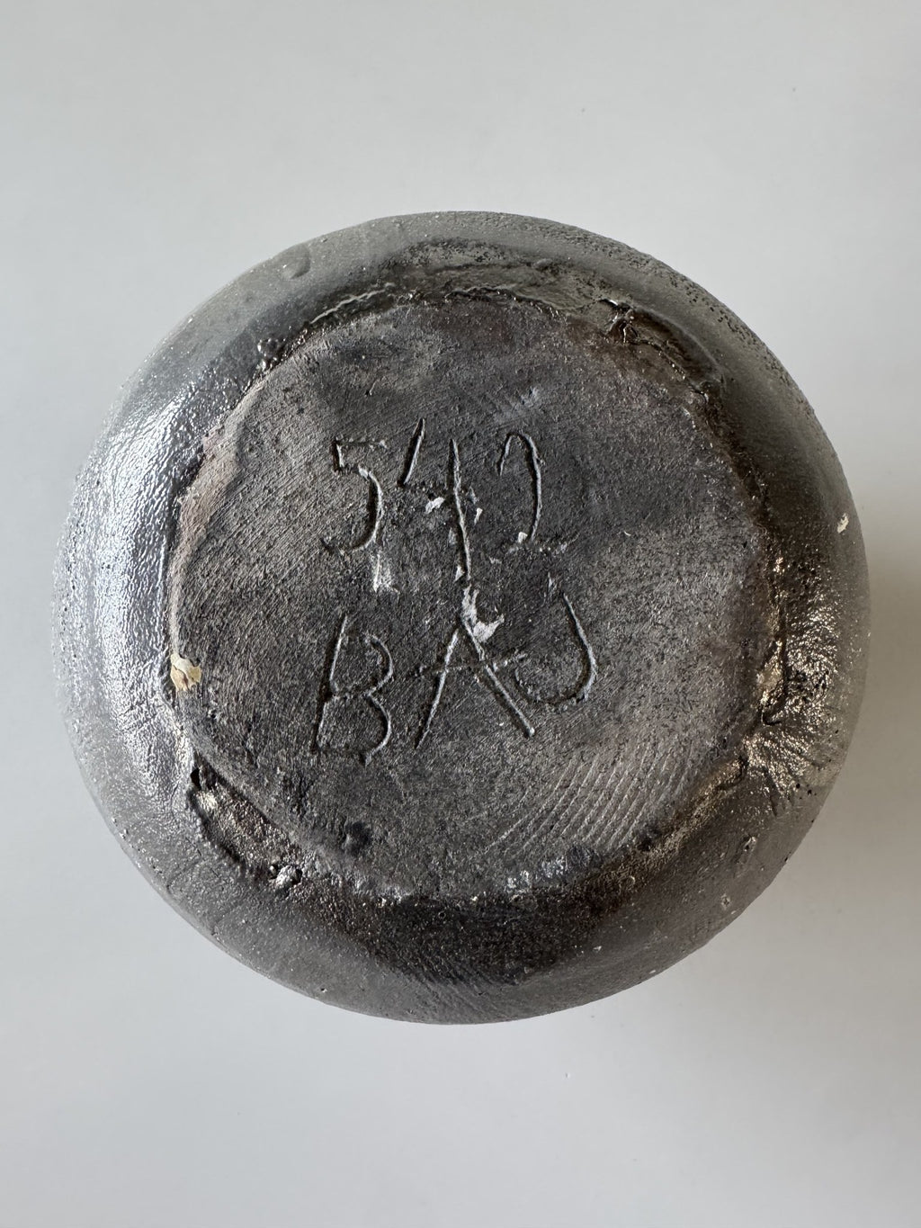 Mørkegrå kuglevase, signeret BAJ