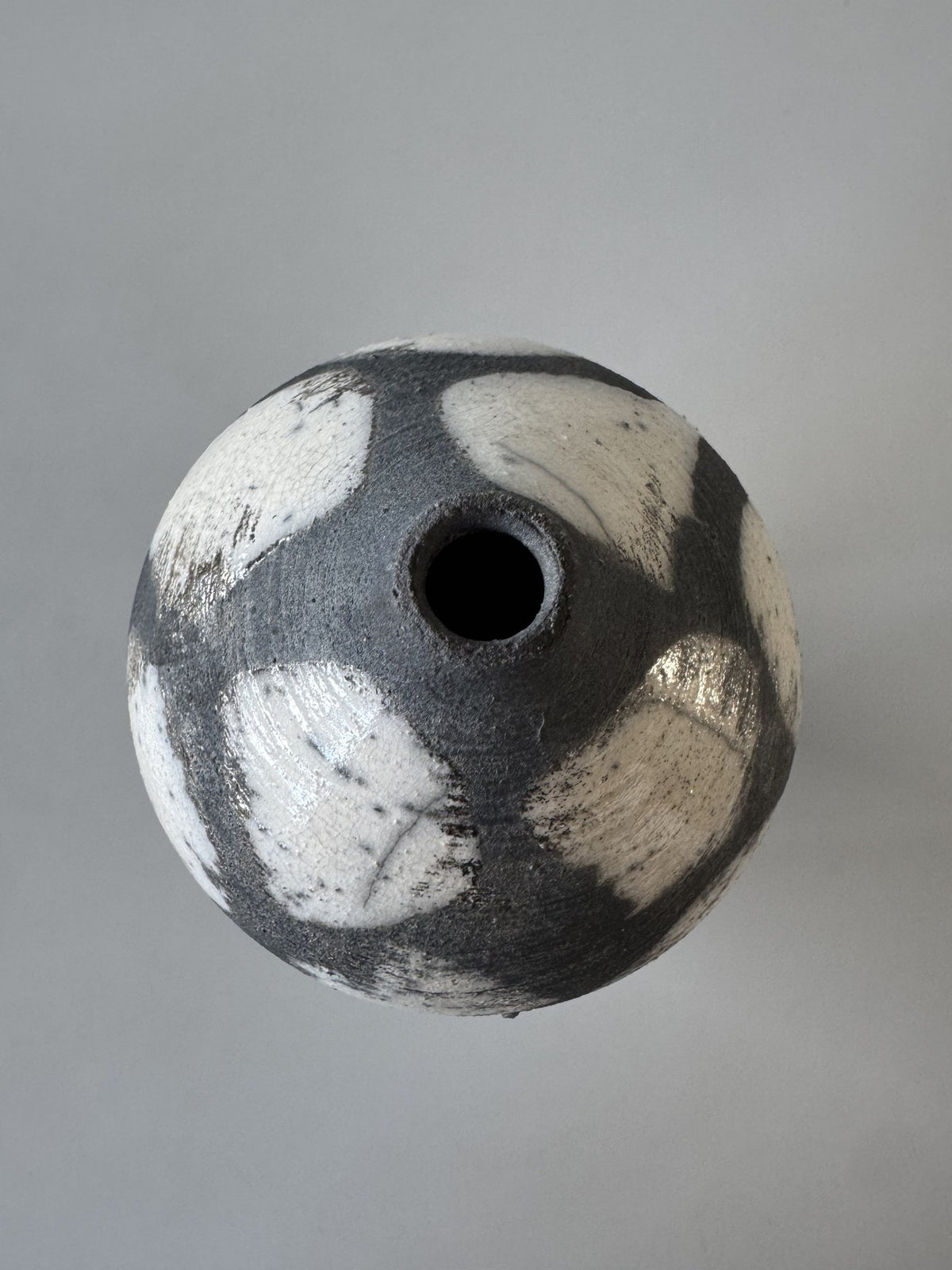 Sort og hvid raku-flaskevase, signeret BAJ
