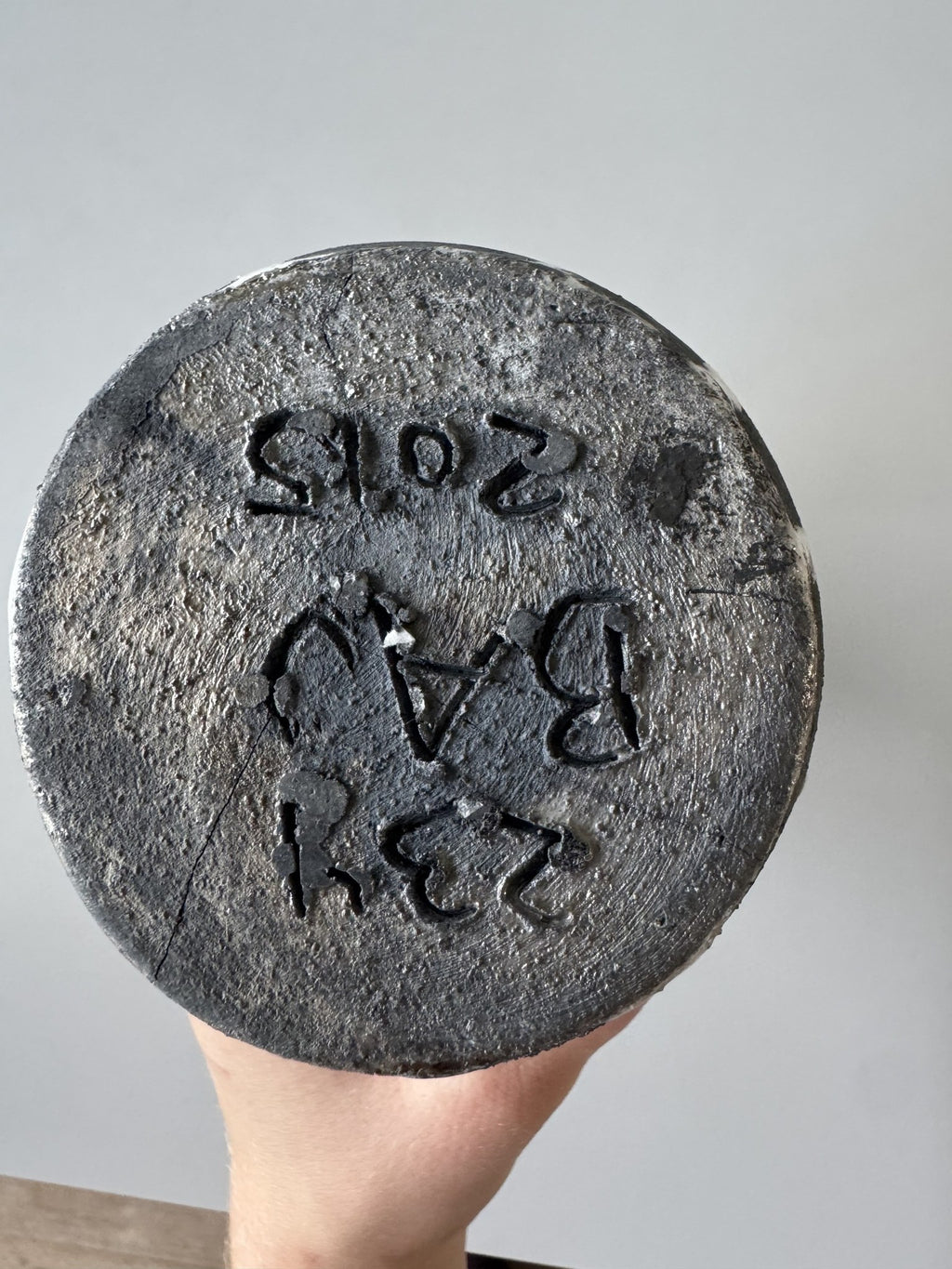 Sort og hvid raku-flaskevase, signeret BAJ
