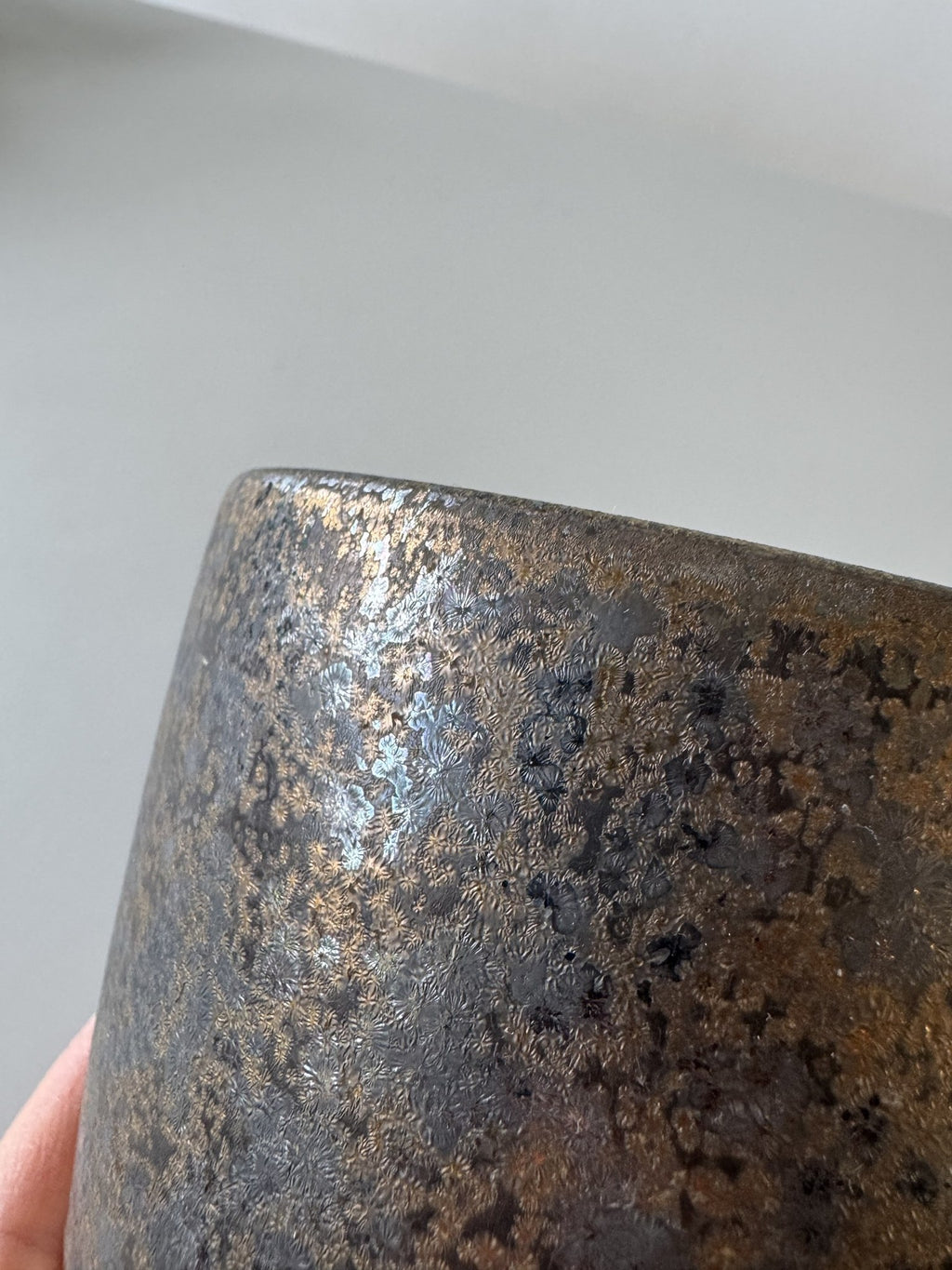 Kop med bronzeglasur