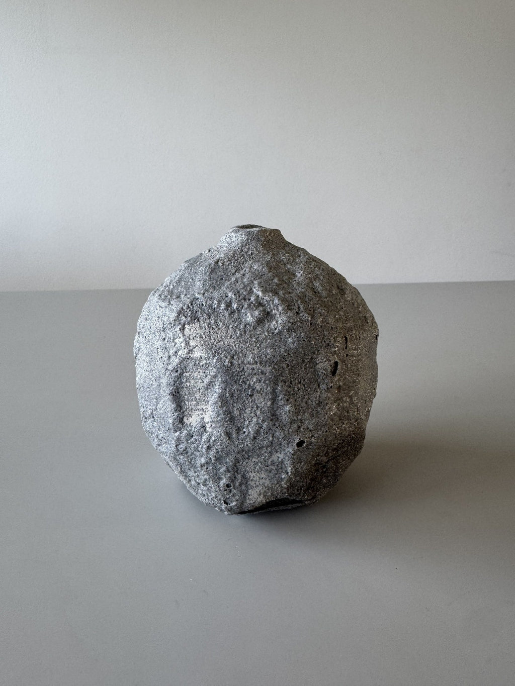 Grå rakubrændt vase