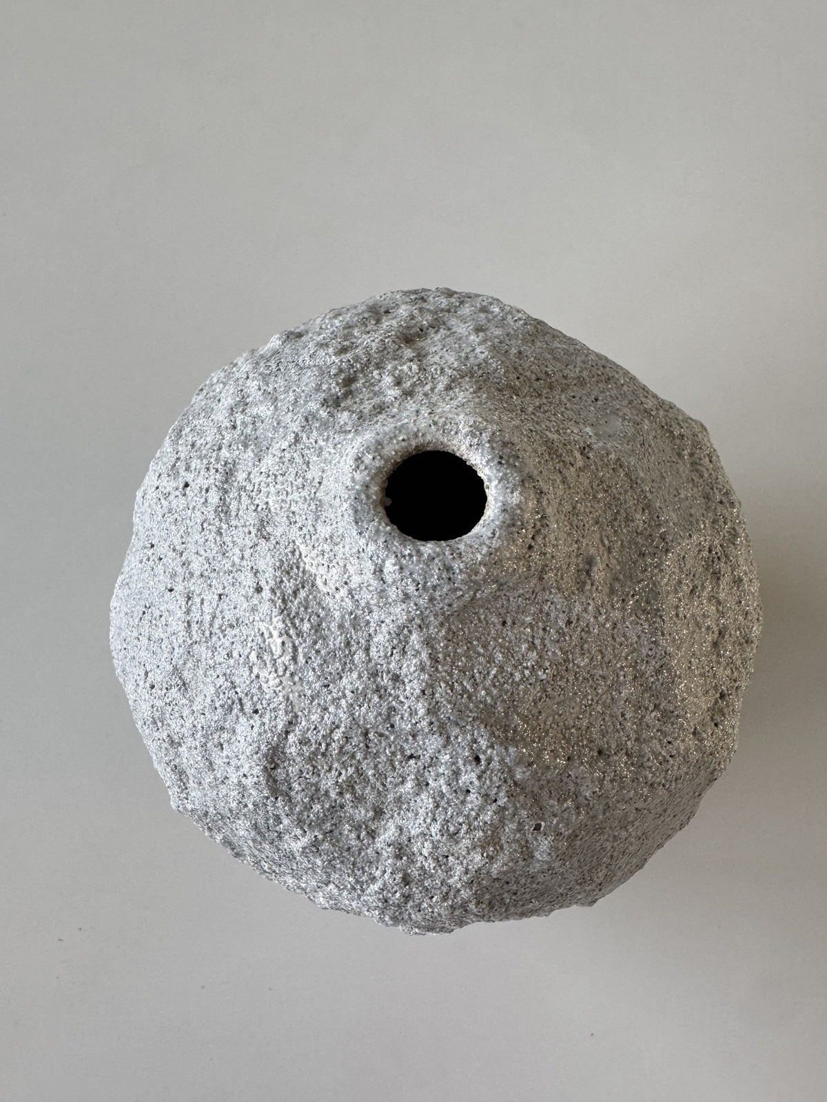 Grå ru vase, signeret BAJ