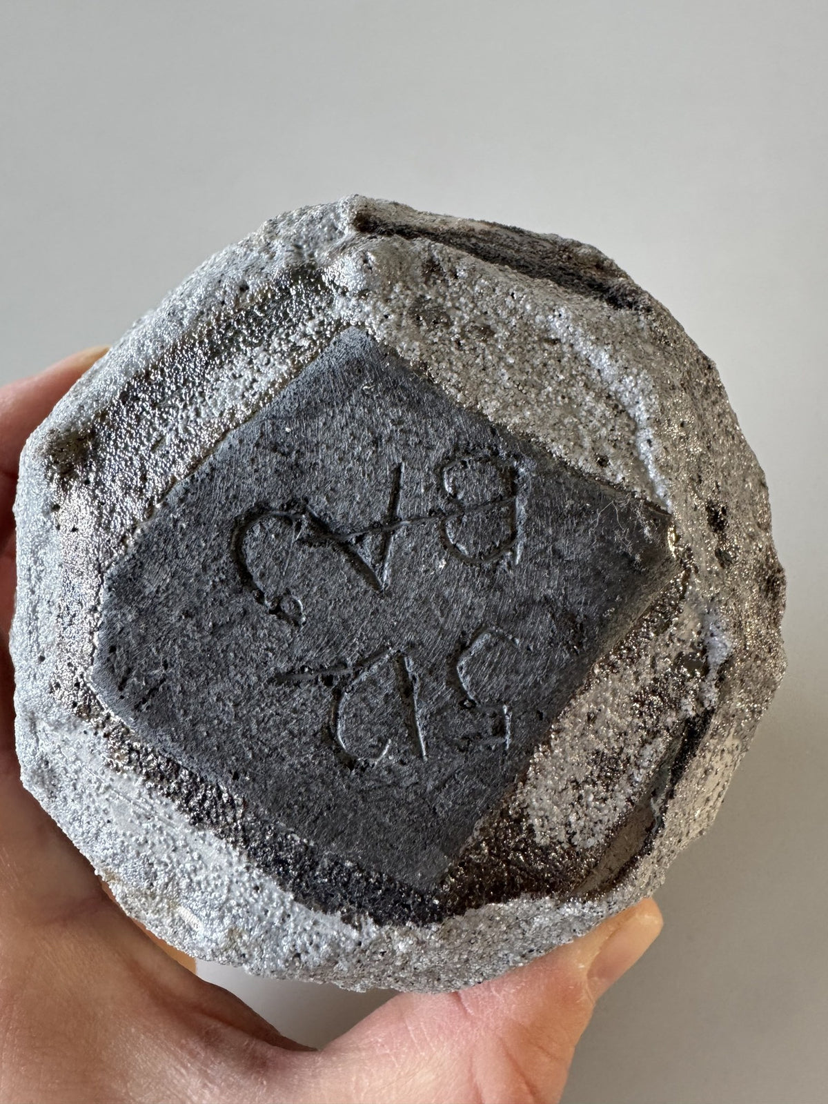 Grå ru vase, signeret BAJ