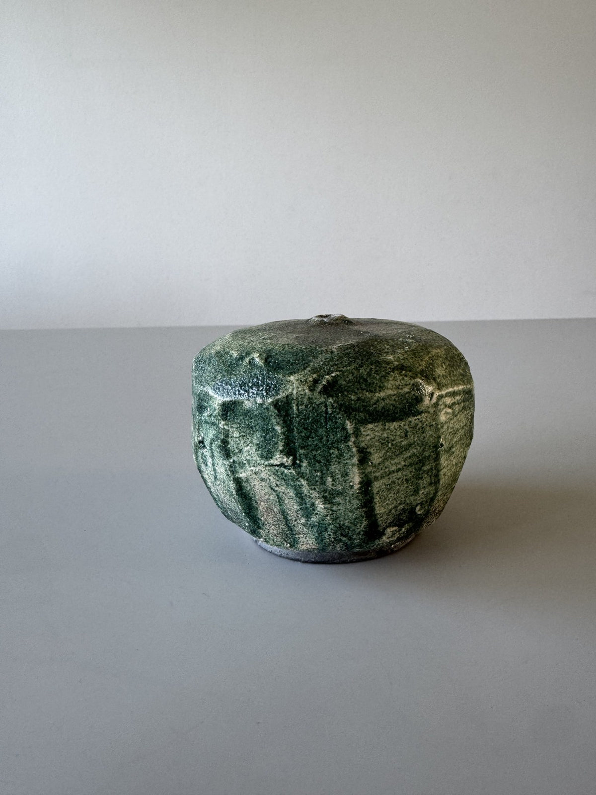 Grøn rakubrændt vase
