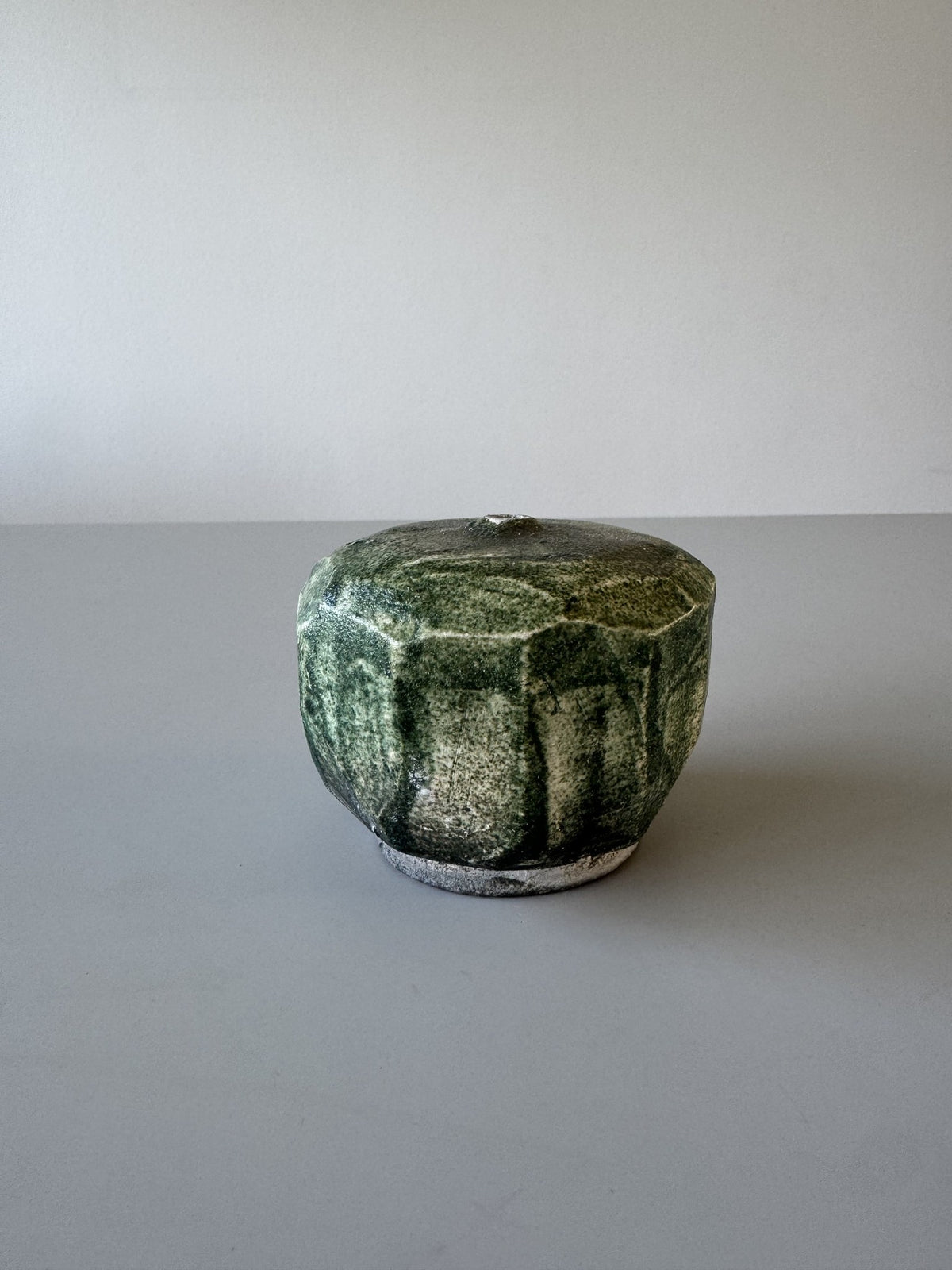 Grøn facetteret vase, signeret BAJ