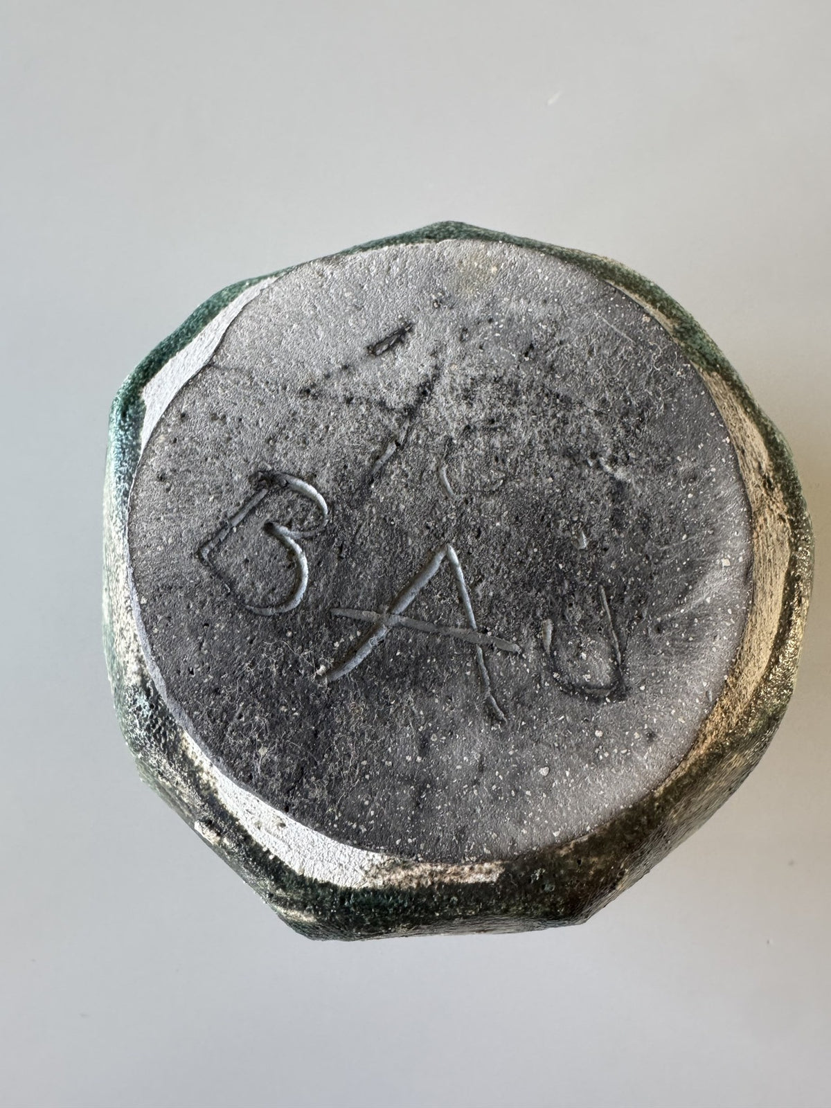 Grøn facetteret vase, signeret BAJ