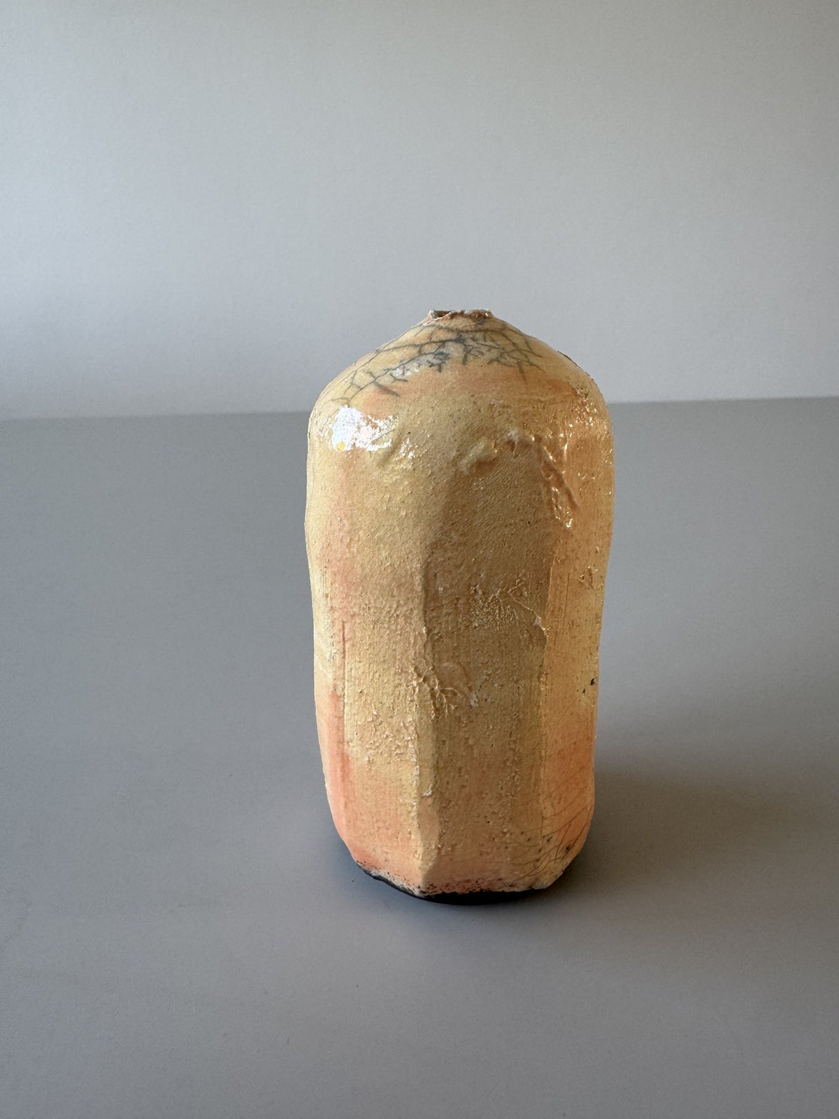 Ferskenfarvet flaskevase, signeret BAJ