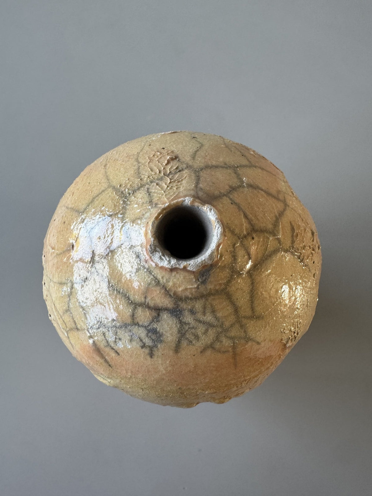 Ferskenfarvet flaskevase, signeret BAJ