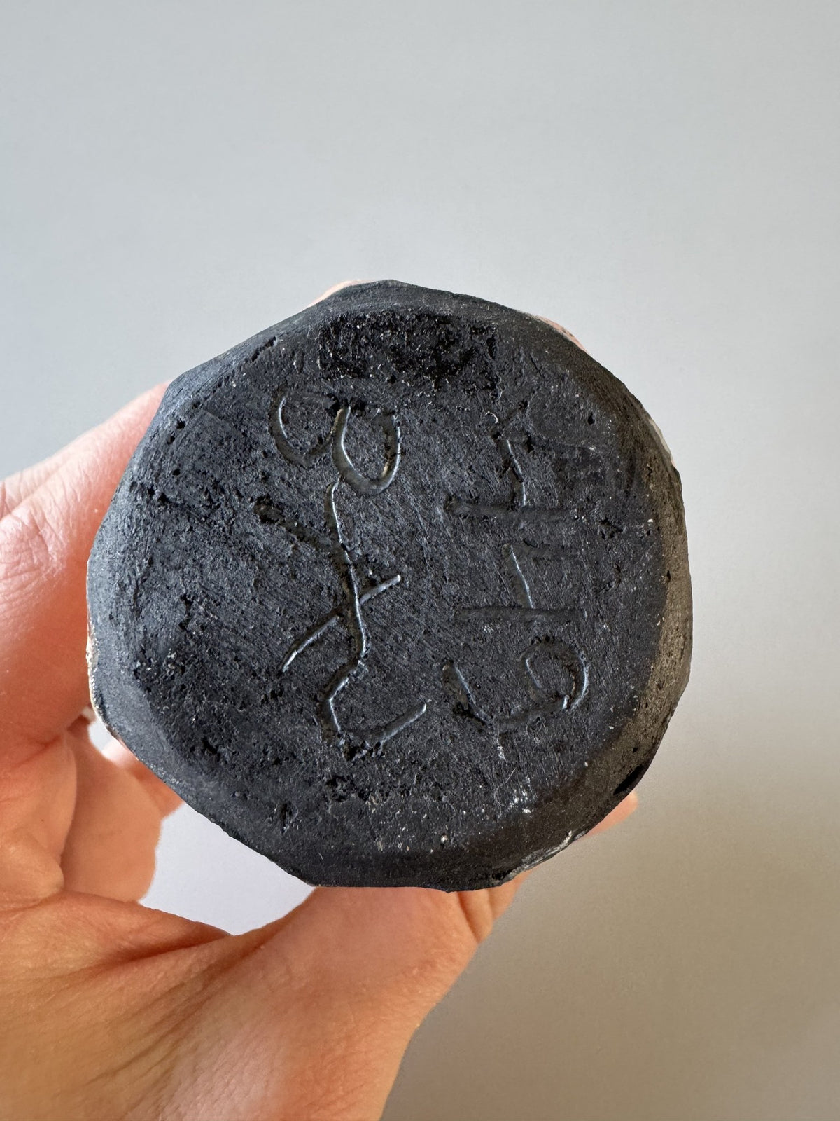 Ferskenfarvet flaskevase, signeret BAJ