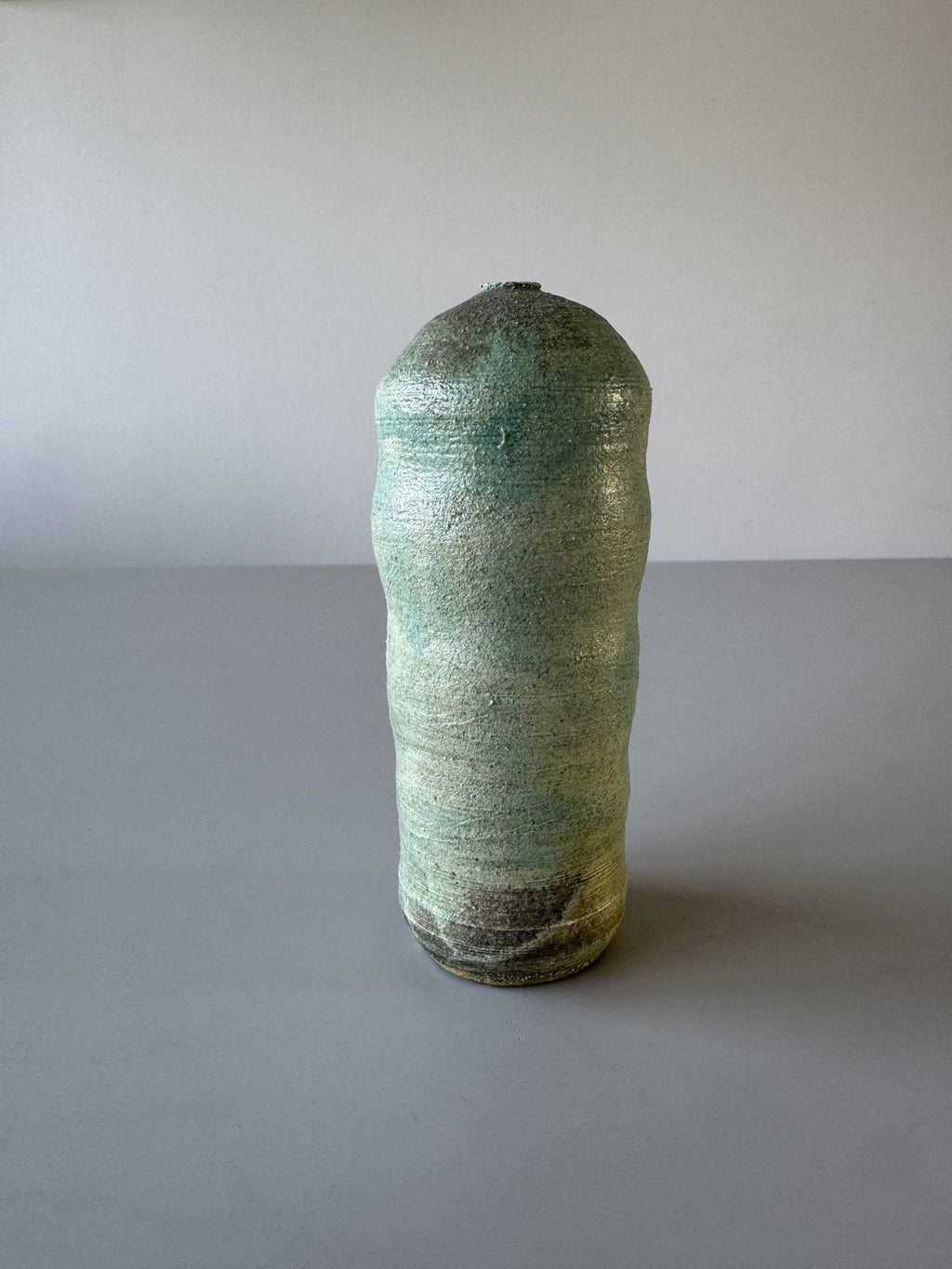 Høj grøn rakubrændt vase