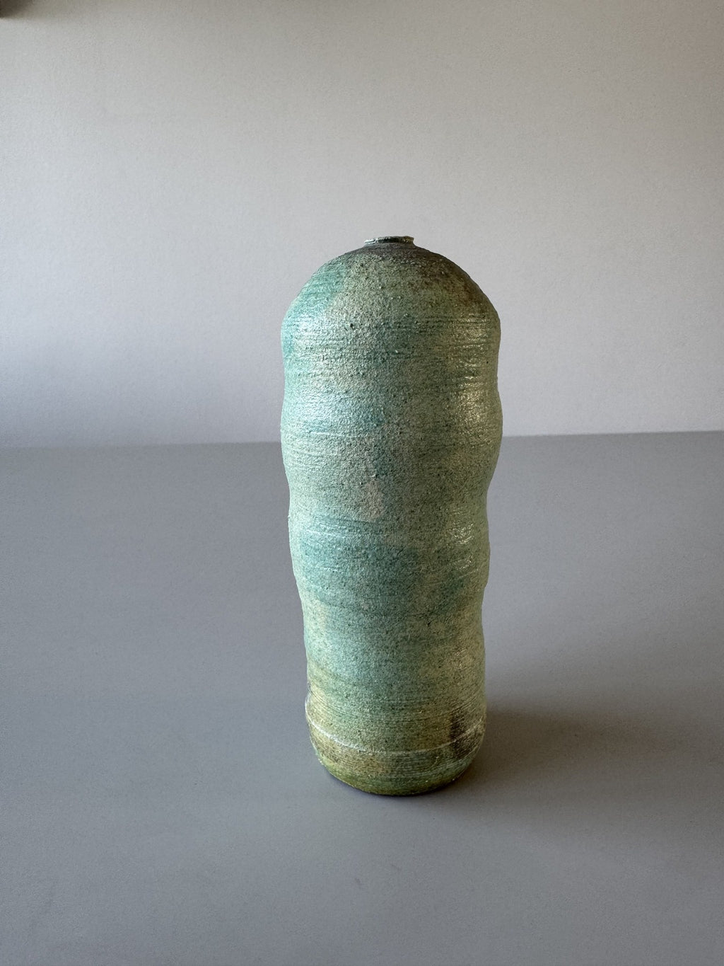 Høj turkis vase, signeret BAJ
