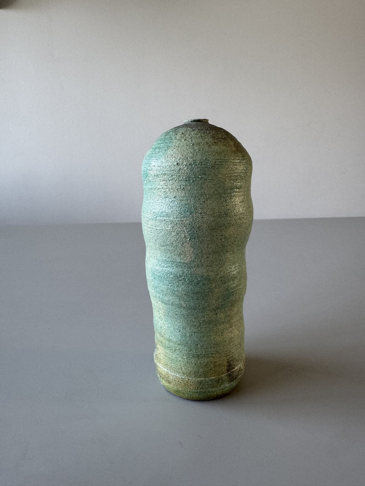 Høj turkis vase, signeret BAJ
