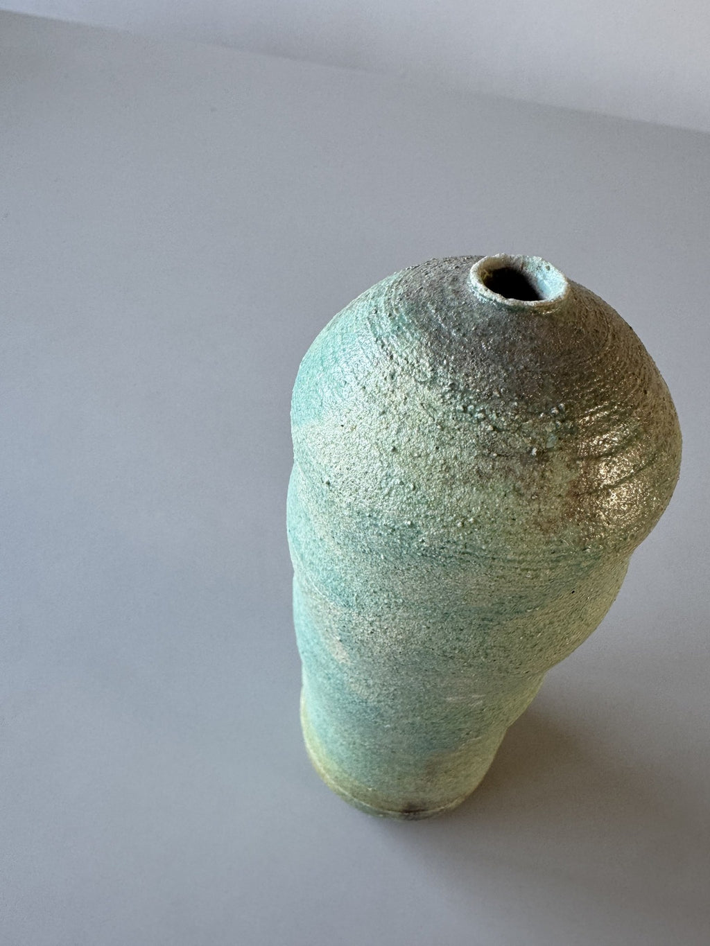 Høj turkis vase, signeret BAJ