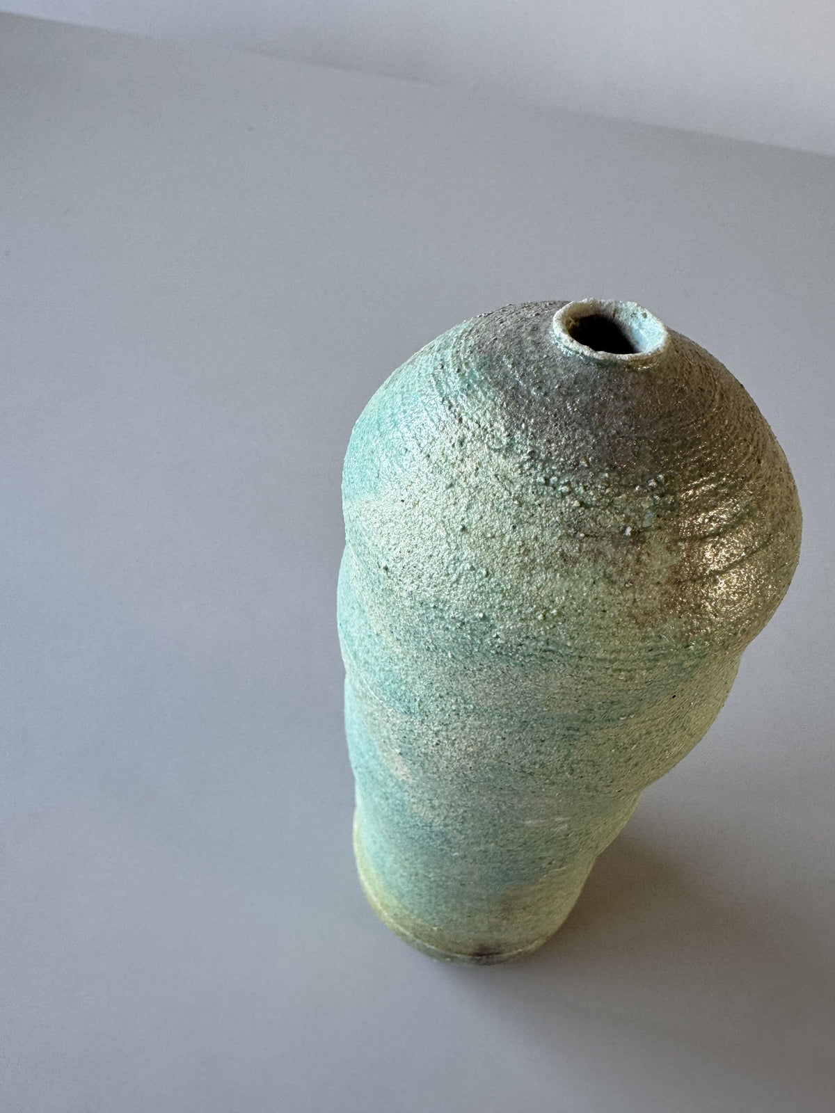Høj turkis vase, signeret BAJ