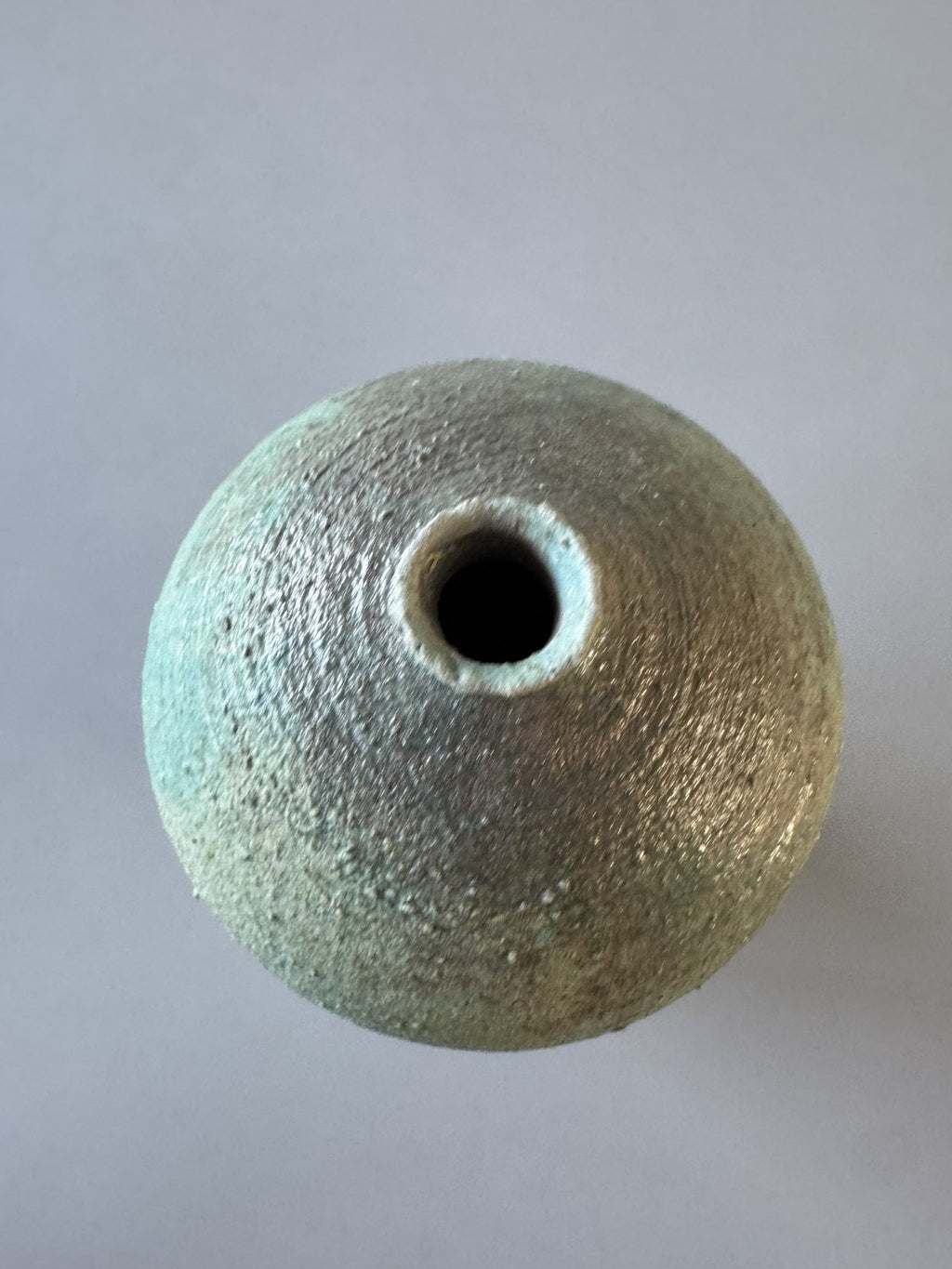 Høj turkis vase, signeret BAJ