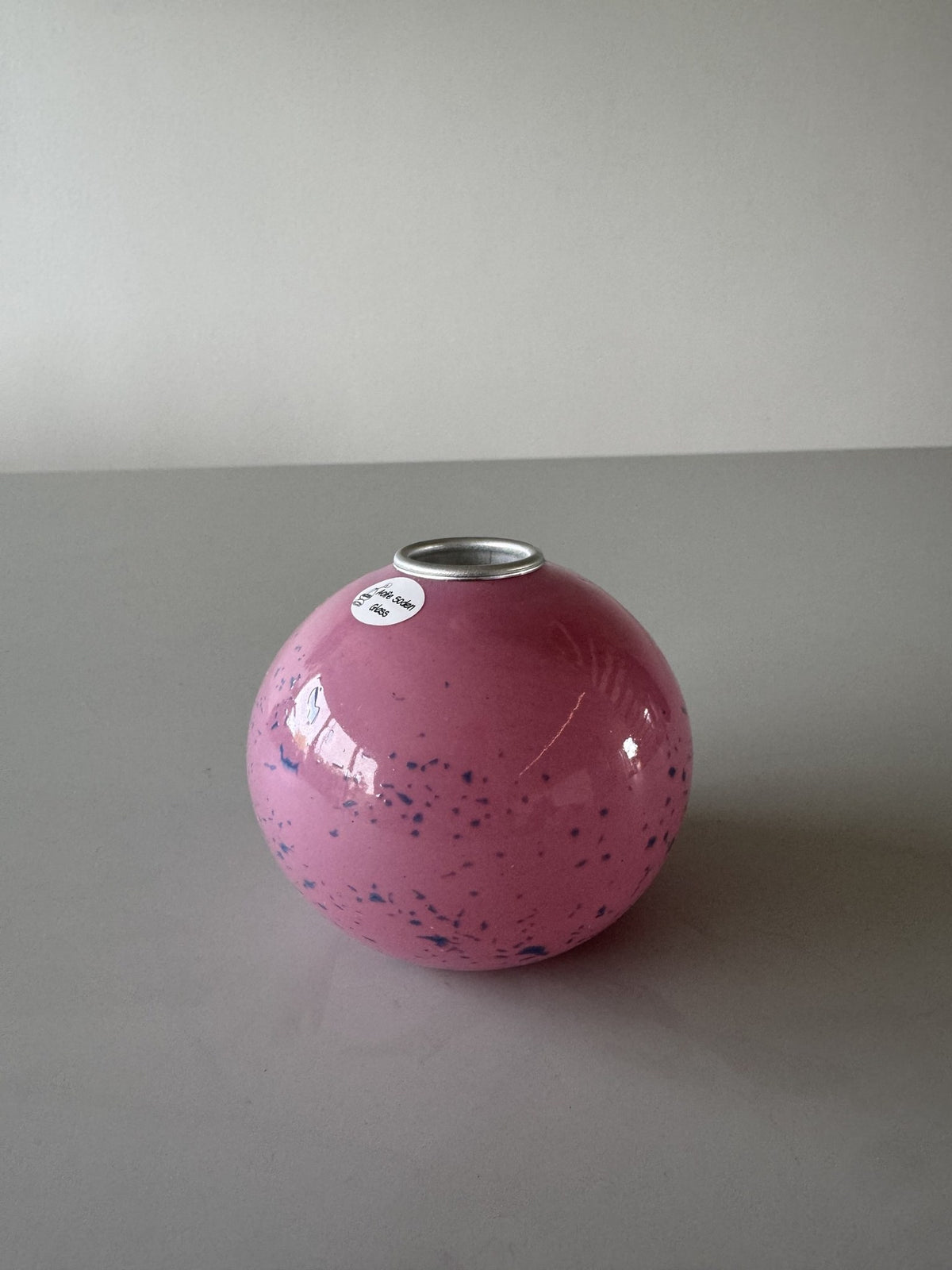 Lysestage i rosa glas med blå prikker