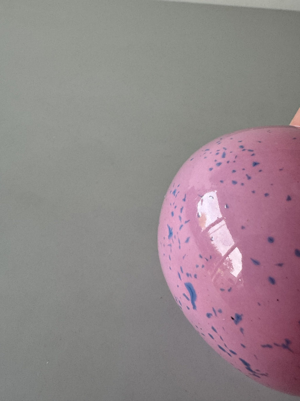 Lysestage i rosa glas med blå prikker