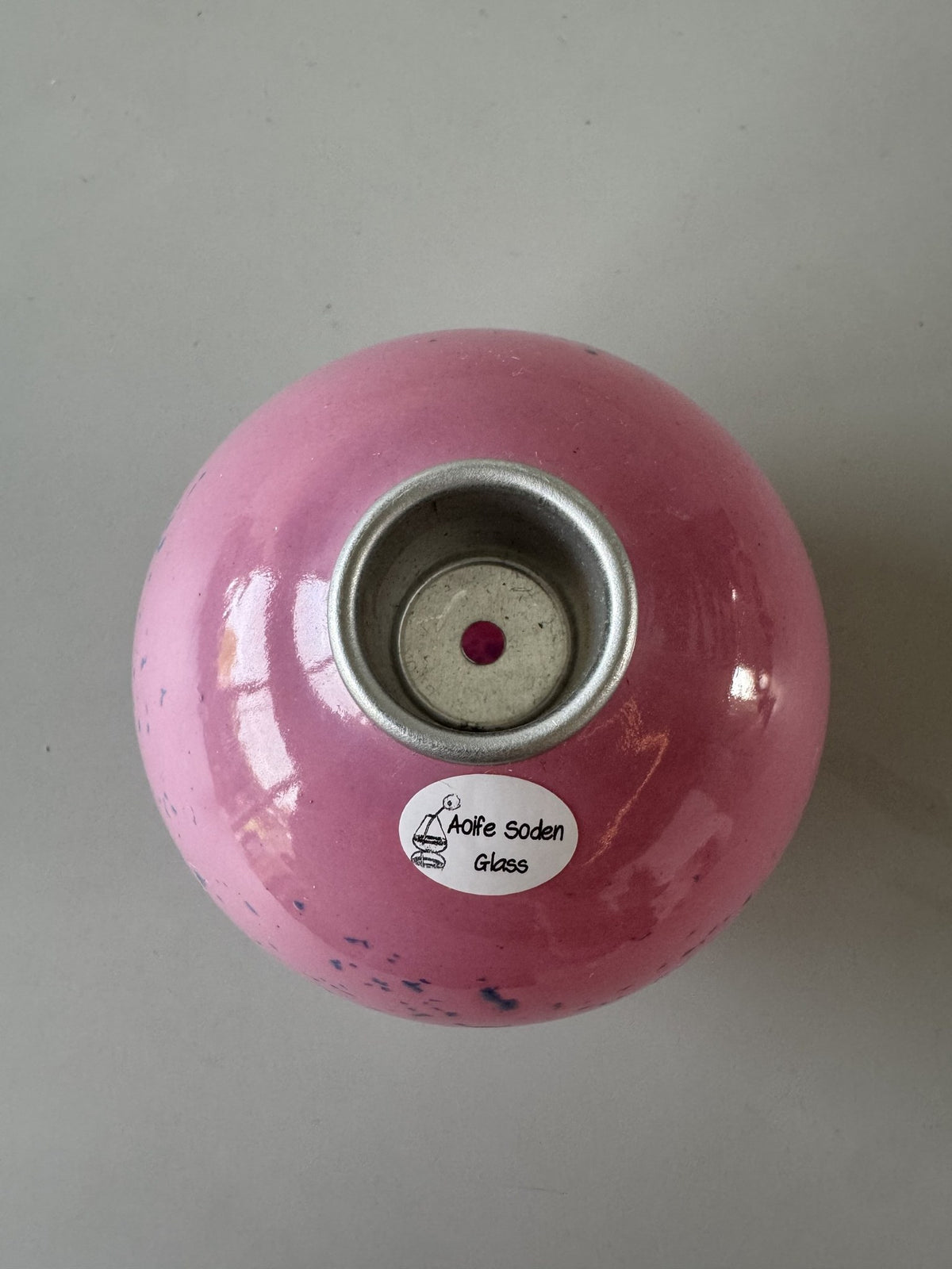 Lysestage i rosa glas med blå prikker