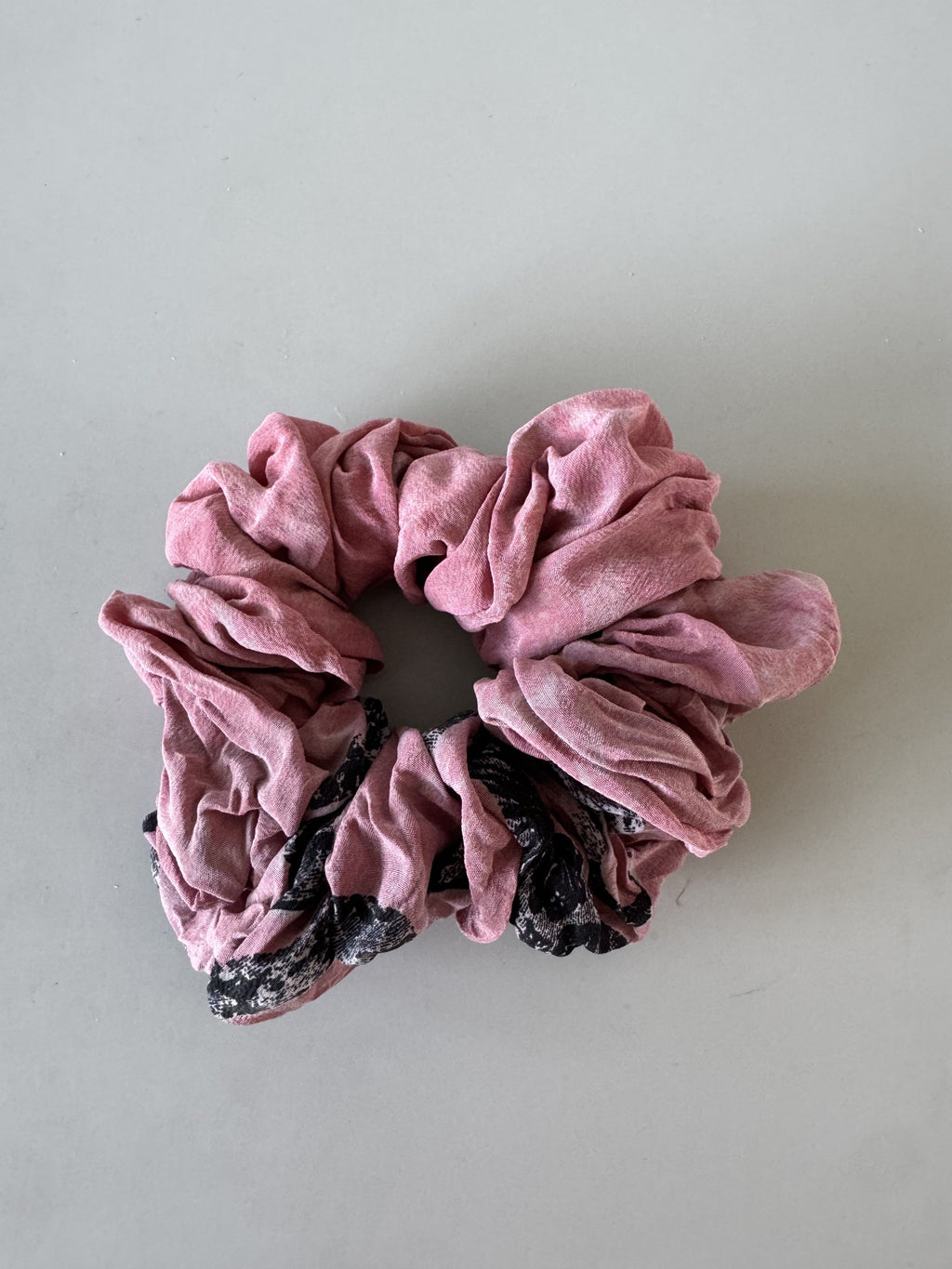 Scrunchie i rosa og sort
