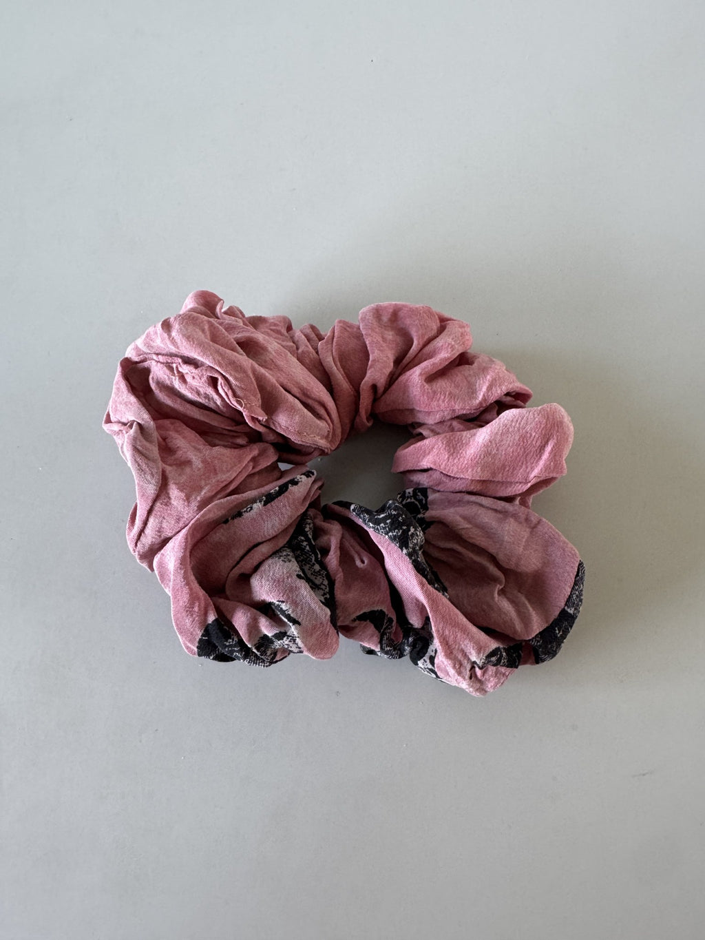 Scrunchie i rosa og sort