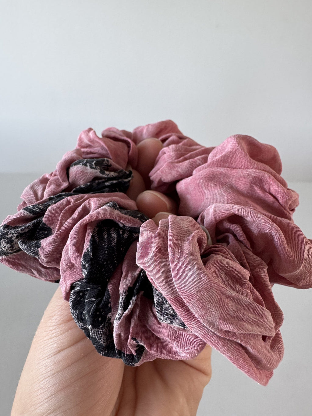 Scrunchie i rosa og sort
