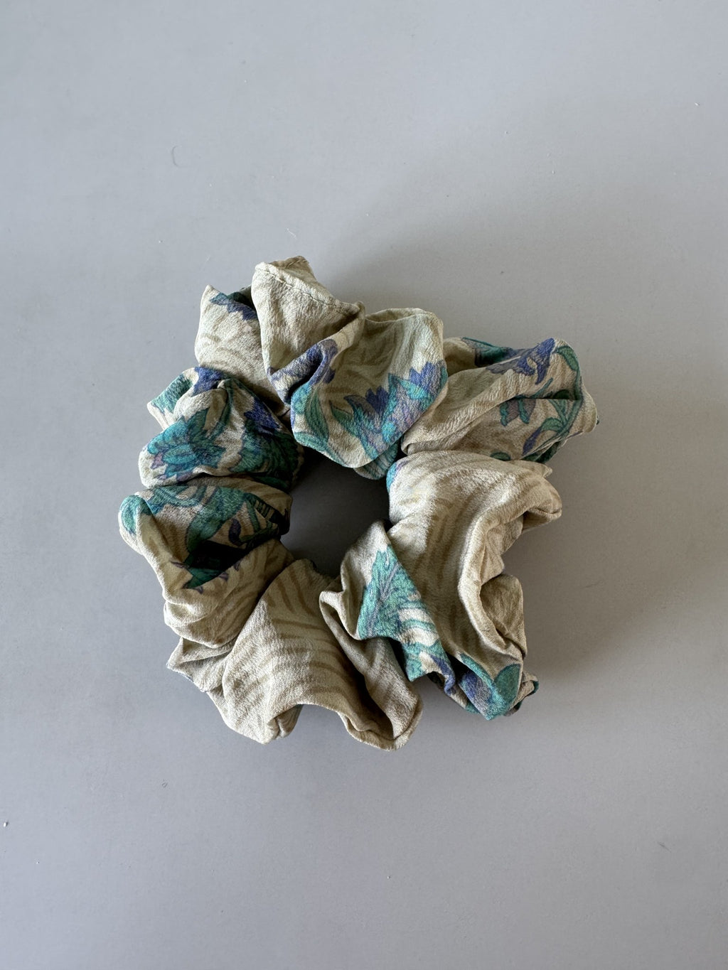 Scrunchie i creme og turkis