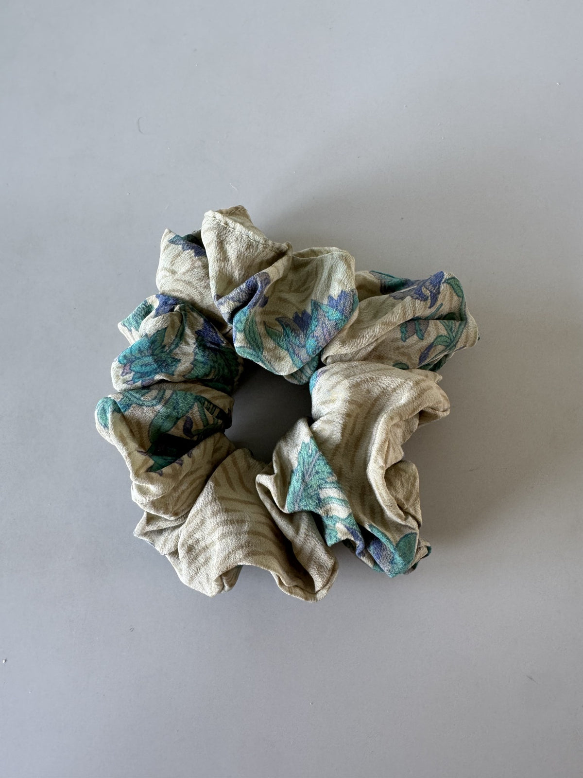 Scrunchie i creme og turkis