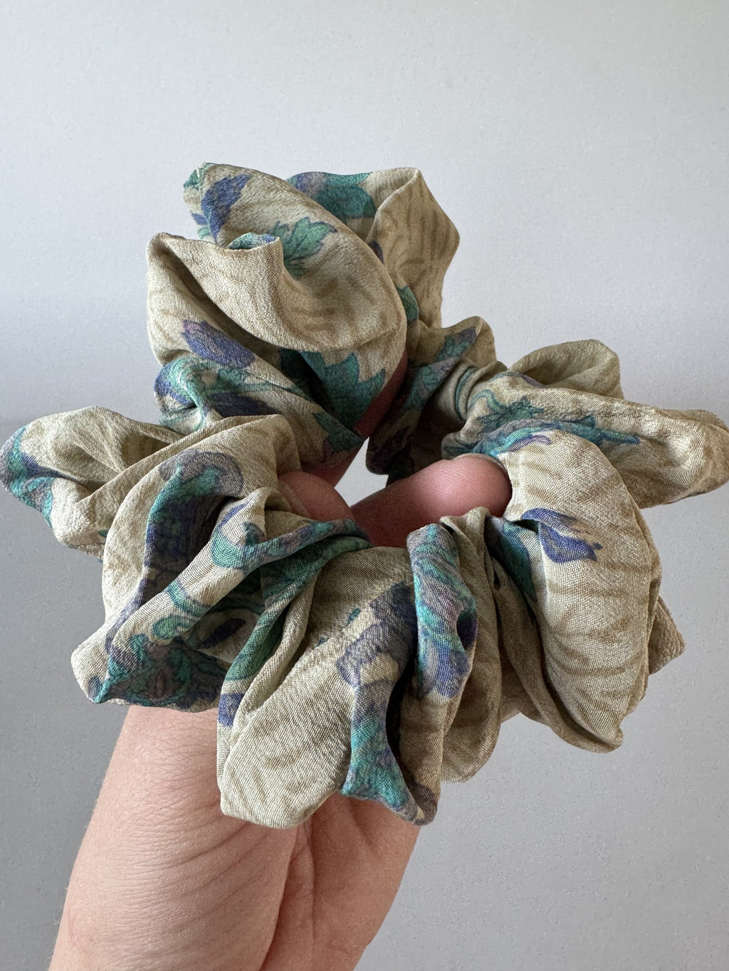 Scrunchie i creme og turkis